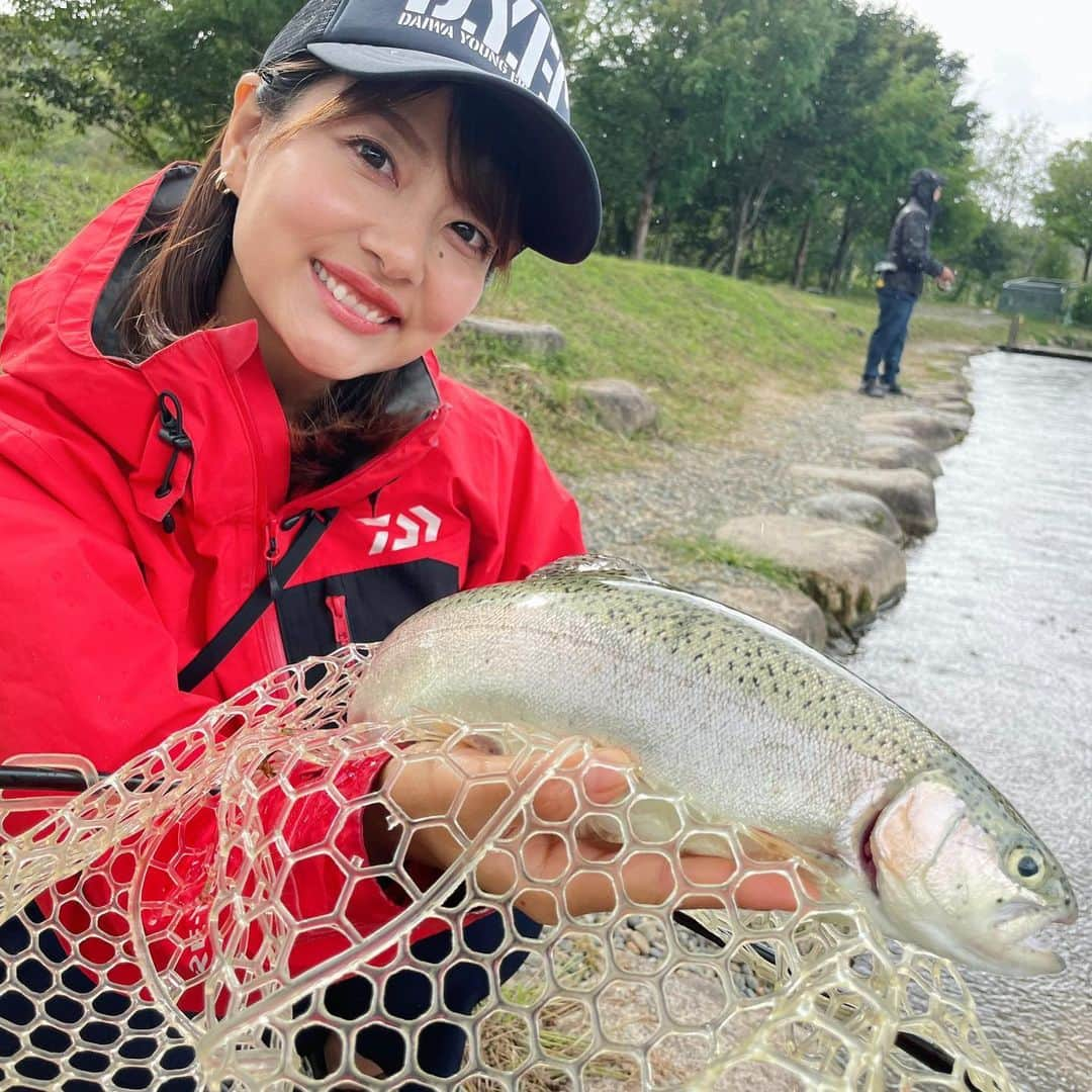 晴山由梨さんのインスタグラム写真 - (晴山由梨Instagram)「新潟県の五頭フィッシングパークに来ています！  試し釣りでプラグを投げてみると、 さっそくサイズのいいトラウトがドカーン🔥  明日は放流も入るみたいなのでさらに期待できそうです😍 明日のDYFCも釣れますようにっっっ🙏✨  #新潟 #五頭フィッシングパーク #管理釣り場 #トラウトフィッシング #釣り #管釣り #dyfc」10月6日 16時50分 - hareyama_yuri