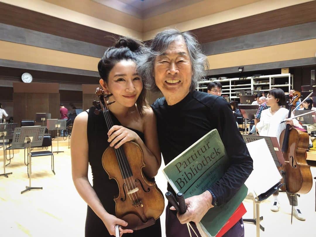 木嶋真優のインスタグラム：「明日からMo.小林研一郎&読売交響楽団さんと3days! ついこの間ぶりのマエストロ。 小中学生の頃から共演くださっているマエストロとまたご一緒頂けるのがとても嬉しいです🙏  10/7 (土)15:00長野市芸術会館　 10/8 (日)16:00群馬音楽センター　 10/9 (月)16:00新潟りゅーとぴあ　 皆様とお会いできるのを楽しみです！」