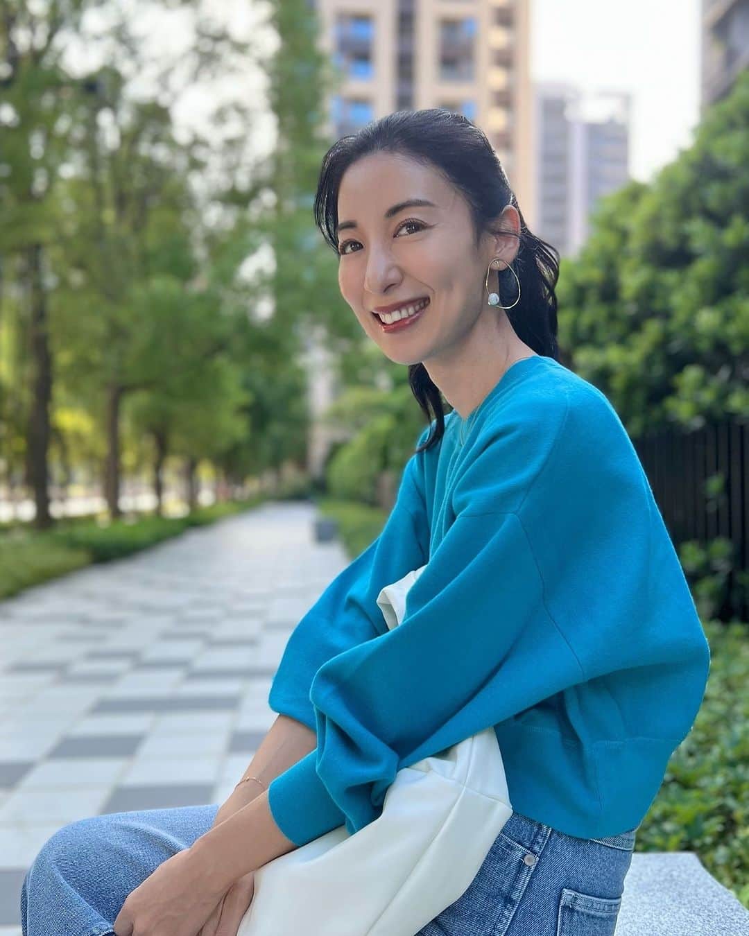 大久保麻梨子のインスタグラム：「台灣也漸漸的感受到秋天的到來✨ 我的衣櫃也要換季囉〜 常常被問說我衣服在哪裡買呢？ 發現我衣櫃裡的衣服幾乎都是日牌耶 沒辦法〜因為我是日本人 哈哈 對我來說比較熟悉以外，好穿，質感好，很適合生活中的各種場合 我平常喜歡穿的簡約休閒一點 輕鬆舒服很好行動的同時也不失去優雅感 就是我平常選衣服的重要條件  這件類衛衣七分套頭針織  簡約的設計，不僅修飾比例腰線 還增加腿部修長的感覺 簡單搭配牛仔褲 手上提個單手把包包 穿起來很舒適之外，也非常有造型! 我很喜歡這樣的穿搭  再冷一點可以搭配高領或襯衫搭配也很好看～😉  這次著用的衣服和包包 都是 @greenlabelrelaxing.tw 的喔~  現在有秋冬商品2件9折的活動唷! 快點準備秋冬的新衣服吧〜🫶🏻 【活動期間】即日起至10/10（日）  【活動店鋪】 📍微風南山艾妥列店 📍高雄漢神巨蛋店 📍Lalaport 台中店 📍誠品生活南西 CITEN POP UP STORE  @greenlabelrelaxing.tw  #glrtw #glrootd#greenlabelrelaxing」