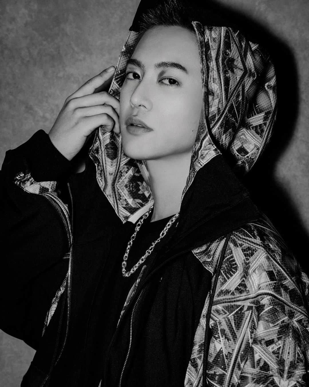 三山凌輝さんのインスタグラム写真 - (三山凌輝Instagram)「重大なspecial 企画 発表🔥🔥 この度ACUODとコラボで自分でデザインさせて頂いたジュエリーラインを販売させて頂くことになりました！💎 企画段階からかなり時間もタイトだったのですが昨日のランウェイ直前ぎりっぎりまでも細かいデザインやディテールを変更したりまじで拘り抜きました！！   商品紹介します！！！🔥🔥  ちょこちょこ文足したり編集してるw  RBK Chain Necklace  値段 180,000 + tax  そうあのりょき坊主君が！！ネックレスになりました👨‍🦲🔴 上品なルックなチェーンにりょき坊主を立体的なユーモアなチャームにして更にゴールド加工で高級感を施しました！ それぞれ形も違うりょき坊主君達が一所懸命チェーンを繋げているコンセプトのデザインです🥺これちょっとまじで可愛いです、、、😫  ACUOD Logo R.D Kihei Necklace  値段 150,000 + tax  自分も愛用している喜平ネックレスの形のチェーンを選んで拘って使用しゴールド加工の施されたACUODのロゴをチャームとして用いたネックレスです。🥇重厚感と存在感が華やかな演出をしますし、逆にどんなスタイリングにも合う最高のジュエリーです！！喜平大好き人間が好き放題欲張っちゃったデザインですほんとに絶妙で細かい所拘っててイケてます！🔥 実はランウェイでもイメージしやすくする為にも戦隊イエローの方にも着用して頂きました。男性でも女性でもそれぞれの良さのある華やかさがでます！めちゃオススメです！！！！☺️  ACUOD R.D Kihei Earrings ピアスver と急遽イヤリングver も追加しました！！🔥 値段 15,000 + tax  シルバーとゴールドのカラーリングを基調とした、三山凌輝 × ACUODのコラボレーションジュエリーラインのアイテムです！ 僕が拘り選んだネックレスと同じく喜平チェーンを用いた、シンプルかつ力強いデザインのコンビネーションピアスです。見た目の力強さとは裏腹に、耳元での揺れ方がとても上品で、様々なスタイリングに合わせていただけます。ネックレスとの親和性も非常に高く、綺麗にスタイリングを組見合わせる事ができます！😎  ACUOD R.D Ring  値段 20,000 + tax  本商品はシルバーとゴールドのカラーリングを基調とした、三山凌輝 × ACUODのコラボレーションジュエリーラインのアイテムになります。 ACUODのロゴが連続して繋がっているデザインの、繊細な印象をしたシルバーリングです。今回の自分のテーマ的にシルバーとゴールドの融合というデザインで部分的にゴールド加工が施されており、一層儚さやさり気なく繊細に光るゴールド部分が物凄くエレガントでスタイリッシュです！！！ 🤩    アクオドで開催中の展示会や10月開催予定のコラボカフェで予約受付致します！ コラボカフェの詳細はお待ち下さい！！  またオンライン予約もうけつけます！  10月9日（月）～11月6日（月）☺️   🔥Instagramのプロフィールに予約サイト添付しました 🔥🔥🔥🔥  #ACUOD  #アクオド #CHANU #三山凌輝 #リョウキ」10月6日 15時22分 - ryokimiyama_official