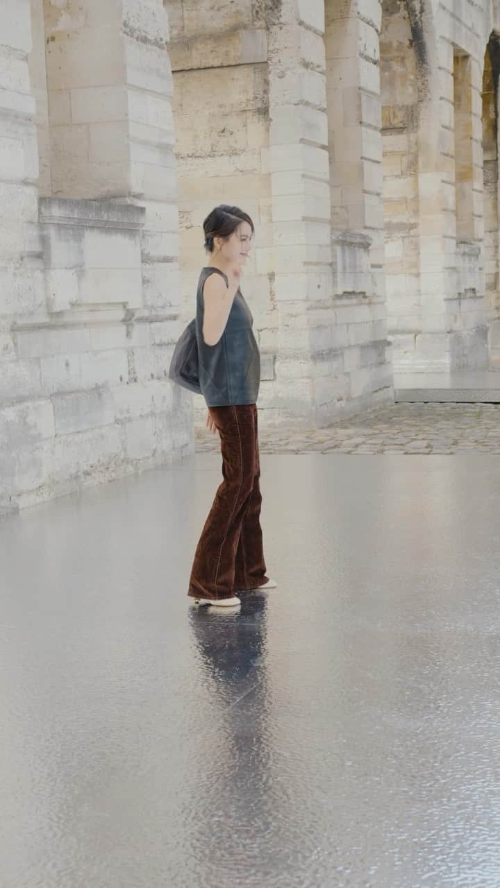 LVMHのインスタグラム：「From Taylor Russell, who made a grand entrance, to Emily Ratajkowski who arrived fashionably late, check out the looks of VIP guests attending the @loewe SS24 show at the Château de Vincennes in Paris.  #LVMH #Loewe #LoeweSS24」