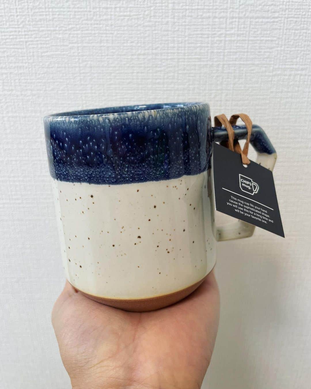 のインスタグラム：「前にプレゼントでもらったお気に入りのマグが割れてしまったので  同じメーカーで新しいの買ったよぉ✨  ここのマグ飲み口も良い感だし、何よりデザインが好み🥰  食器系も素敵なデザインいっぱいで集めたくなった🫣❤️  #new  #mug  #chipsmug」
