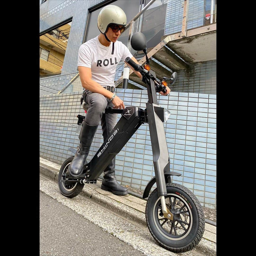 武田真治さんのインスタグラム写真 - (武田真治Instagram)「2023年秋  基本ハーレー＆アメ車乗りですが、デザインに惹かれて、近所にお出かけ用に#電動バイク をゲット⤴︎ この半月ほど乗っていますが、なかなかのスピード感なのに無音と言っていいほど静かなことに驚きっ‼︎ 折り畳むと車のトランクに収納できるほど小さくなります♪ オススメです🚲 #shinobi #ShinjiTakeda #乗り物大好き #pr #ヘルメット着用 #武田真治」10月6日 15時38分 - shinji.takeda