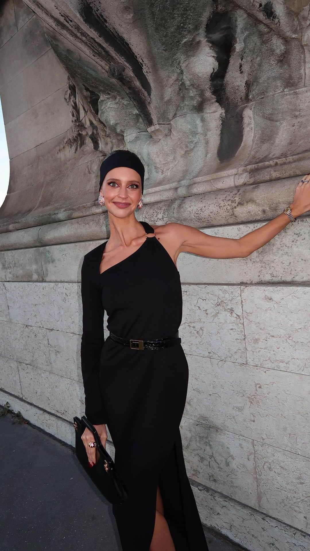 サスアンドバイドのインスタグラム：「PARISIAN NIGHTS | @saasha_burns is a vision in the Beyond The Horizon Dress at Paris Fashion Week. #Spring23 #sassandbide #eventdressing」