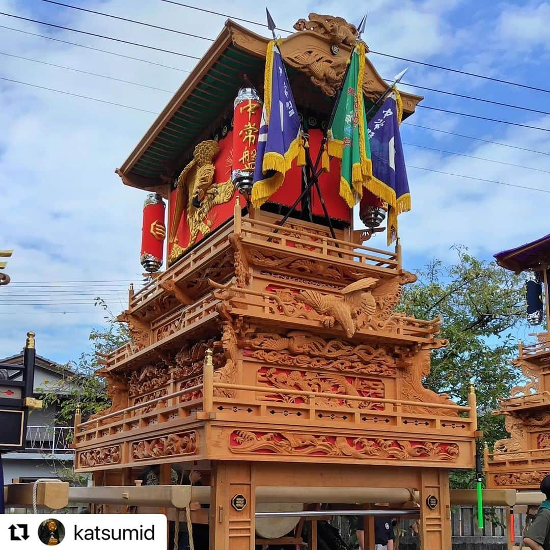 西条市のインスタグラム：「市内各地からお祭りの音が聞こえてきますね！  #Repost @katsumid with @use.repost ・・・ 2023年9月24日(日)今日は、かわら谷屋台御披露目のあと、常盤祭らしいです。 自治会館に帰らないから。ふだんの祭りの日よりも時間が長く感じる。 #小松祭り #だんじり  #西条祭りまであと少し #もうすぐ西条祭り  #金木犀の香る季節  #愛媛県西条市小松町  #9月はまだ暑い  #lovesaijo」