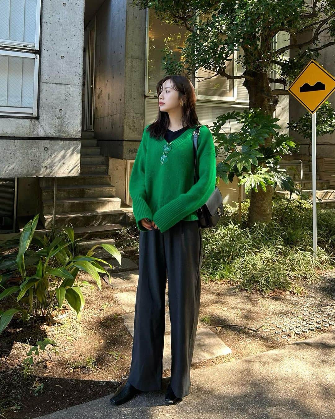 大伴理奈のインスタグラム：「🟢🌿 フリマでゲットした @tomorrowland_jp の グリーンニットやっとおろせた🫶🏻  @ruohan.co のスラックスも @grise.jp のフラットシューズもヘビロテアイテム◎◎」