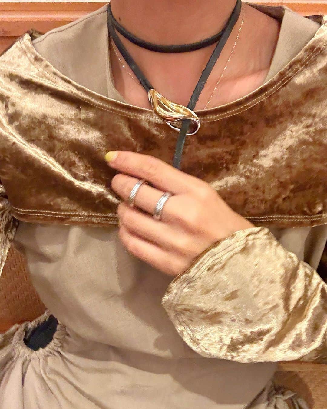 のインスタグラム：「LIVEに行った日服🎗️ ワンピース @sorin__official  バッグ #giannichiarini シューズ #todayful  肌寒くなってきたから今度はレイヤードして着たい ワンピース🤎 #SORINstyle#sorin#知久カジ」