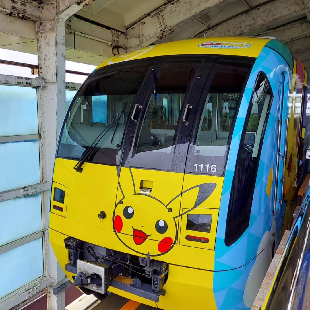 とくこさんのインスタグラム写真 - (とくこInstagram)「ゆいレール🚝  ポケモンラッピング車に遭遇✨ 切符は改札にスルッと飲み込まれるやつでなく、QRコード読み取り式です👀  夫がやっと取れた夏休み。  息子は初沖縄。 初シュノーケリングで初ウミガメと 初マングローブ探検 知人のお宅で初ヤギと初がじゅまる🌳させて頂きました✨  旅行中は息子のYouTubeとゲームは一切ナシでデジタルデトックス(というらしい)をしたんですが、 沖縄の空気がそうさせるのか、 退屈することなくのんびりしてくれました🌴 やればできる👏👏  息子、旅を通して色んな成長ありまして、 嫌がってた飛行機が思いの外楽しく克服出来たり、 カナヅチで嫌がってたシュノーケリングも沖に出て必死に泳いでいるうちに、思いきって潜ることが出来たりなど色々あったのですが、  その中でも、 ホテルの部屋で流れてた(流してた)吉本新喜劇の面白さに目覚めたというのが、 個人的にとてつもなく大きな成長ではないかと思いました。笑  アリガトウ沖縄🌴  #沖縄都市モノレール #ゆいレール #子鉄」10月6日 15時37分 - tokukoyori