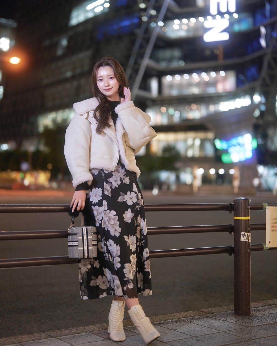 早川実季さんのインスタグラム写真 - (早川実季Instagram)「ちょっと早いけど @mercuryduo_com のお洋服で冬服コーデ❄️ もこもこのアウターはカジュアルに使えて、軽くて暖かいから冬に大活躍しそう🤍🐇  ワンピースはマーキュリーっぽい花柄がかわいいし、ピタッとした上半身のデザインに高めの切り替えが骨格ウェーブの私にぴったり🪄  冬の王道モテコーデ👶🏻🎀  #MERCURYDUO #マーキュリーデュオ #名古屋駅 #骨格ウェーブ #高身長コーデ」10月6日 15時37分 - hayakawa_miki