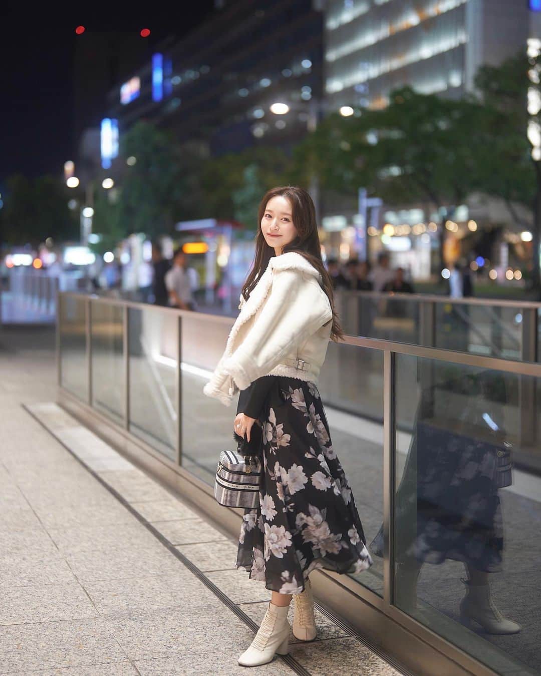 早川実季さんのインスタグラム写真 - (早川実季Instagram)「ちょっと早いけど @mercuryduo_com のお洋服で冬服コーデ❄️ もこもこのアウターはカジュアルに使えて、軽くて暖かいから冬に大活躍しそう🤍🐇  ワンピースはマーキュリーっぽい花柄がかわいいし、ピタッとした上半身のデザインに高めの切り替えが骨格ウェーブの私にぴったり🪄  冬の王道モテコーデ👶🏻🎀  #MERCURYDUO #マーキュリーデュオ #名古屋駅 #骨格ウェーブ #高身長コーデ」10月6日 15時37分 - hayakawa_miki