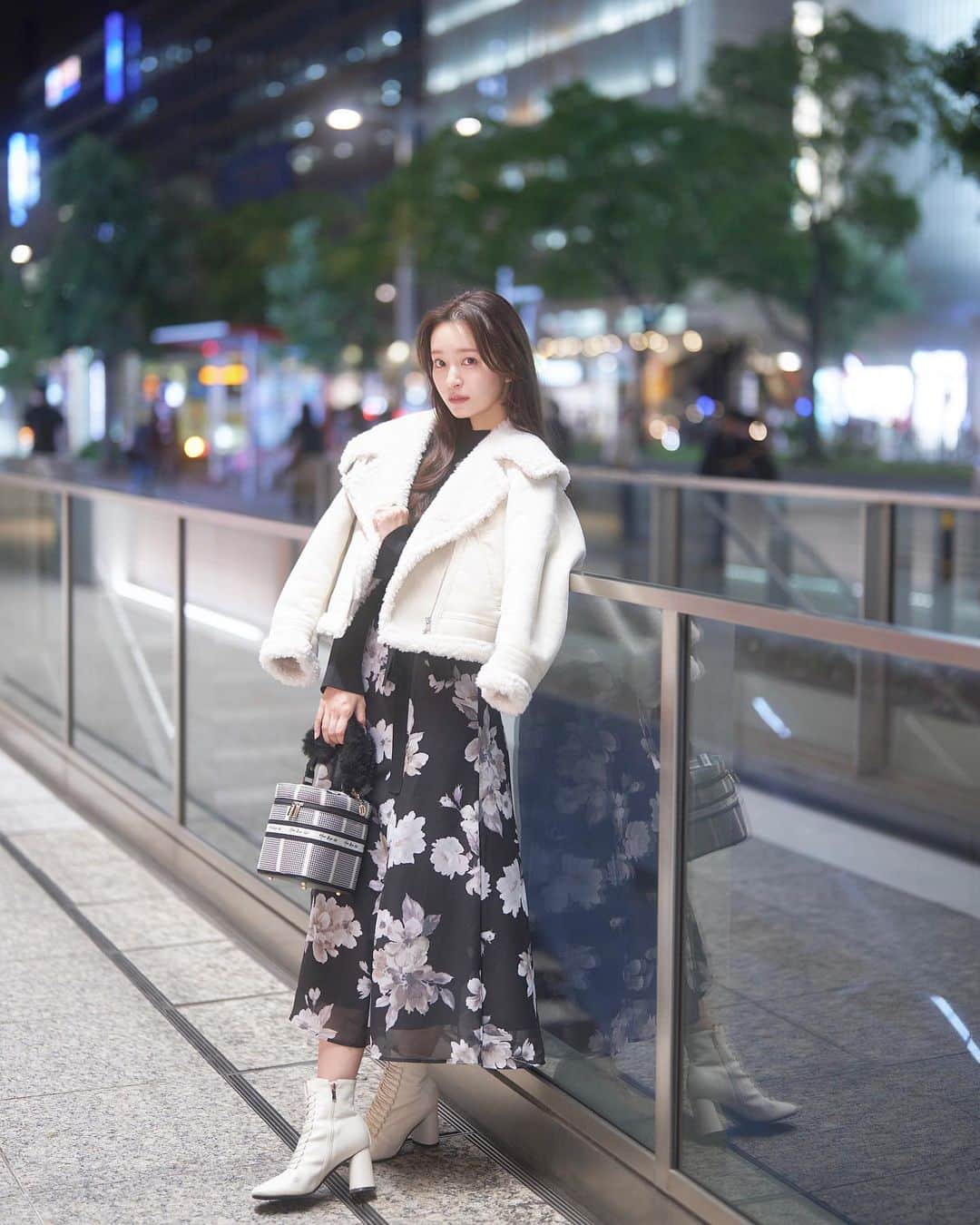 のインスタグラム：「ちょっと早いけど @mercuryduo_com のお洋服で冬服コーデ❄️ もこもこのアウターはカジュアルに使えて、軽くて暖かいから冬に大活躍しそう🤍🐇  ワンピースはマーキュリーっぽい花柄がかわいいし、ピタッとした上半身のデザインに高めの切り替えが骨格ウェーブの私にぴったり🪄  冬の王道モテコーデ👶🏻🎀  #MERCURYDUO #マーキュリーデュオ #名古屋駅 #骨格ウェーブ #高身長コーデ」