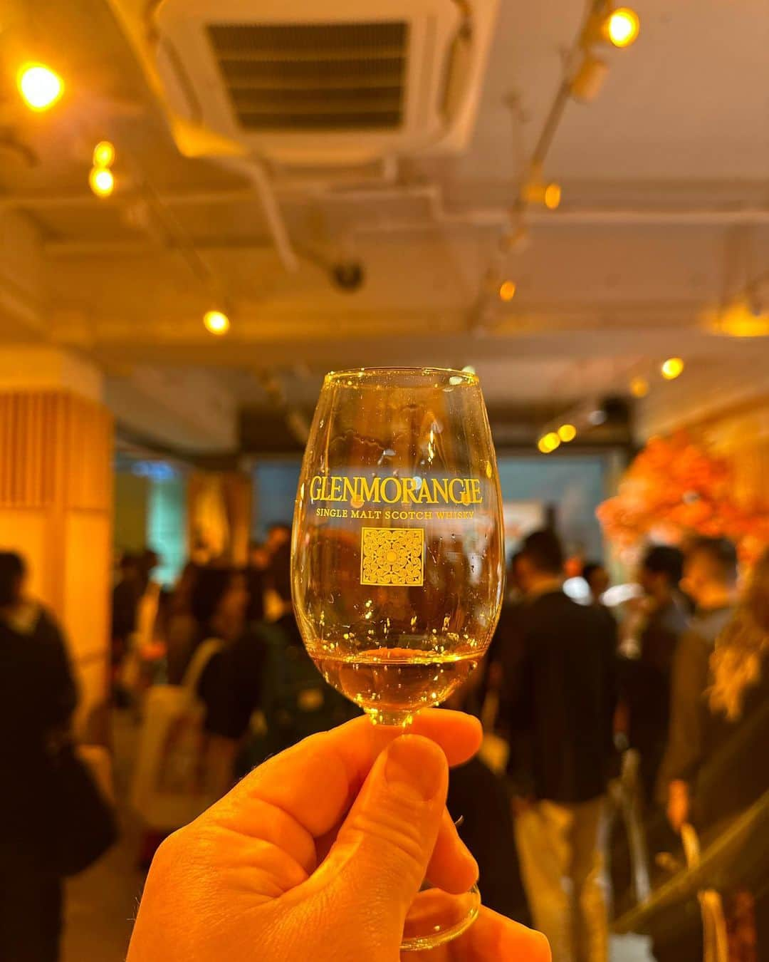 RED RICEさんのインスタグラム写真 - (RED RICEInstagram)「昨日は大好きなウイスキー🥃グレンモーレンジの限定商品A TALE OF TOKYOのパーティに行って来ました‼️😎 バランスの良いグレンモーレンジらしさにミズナラ樽スパイシーさがあわさりとても美味しかったです👍 グレンモーレンジとアードベックの蒸留、製造最高責任者を務めるビル　ラムズデン博士と記念にハイチーズ✌️ 博士の話を聞きながら飲むA TALE OF TOKYOは本当に最高でした‼️ #glenmorangie  #ataleoftokyo  #グレンモーレンジ  #シングルモルト #pr」10月6日 15時46分 - redrice134