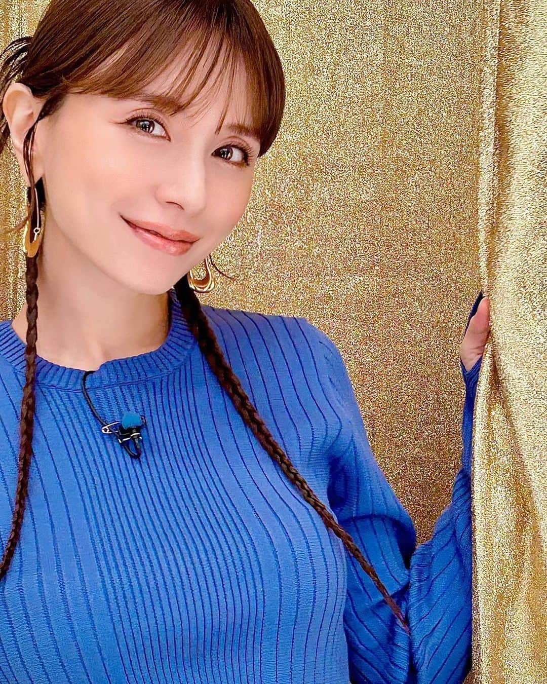 May J.のインスタグラム：「今夜7時から「ハマダ歌謡祭」ディズニーソングSPに出演します！ 前回も最高に楽しかったディズニーSP、今回も素敵な出演者の方々と共演させていただきました💙 絶対に観てね💙💙💙💙  #ハマダ歌謡祭 #ディズニー #Disney」
