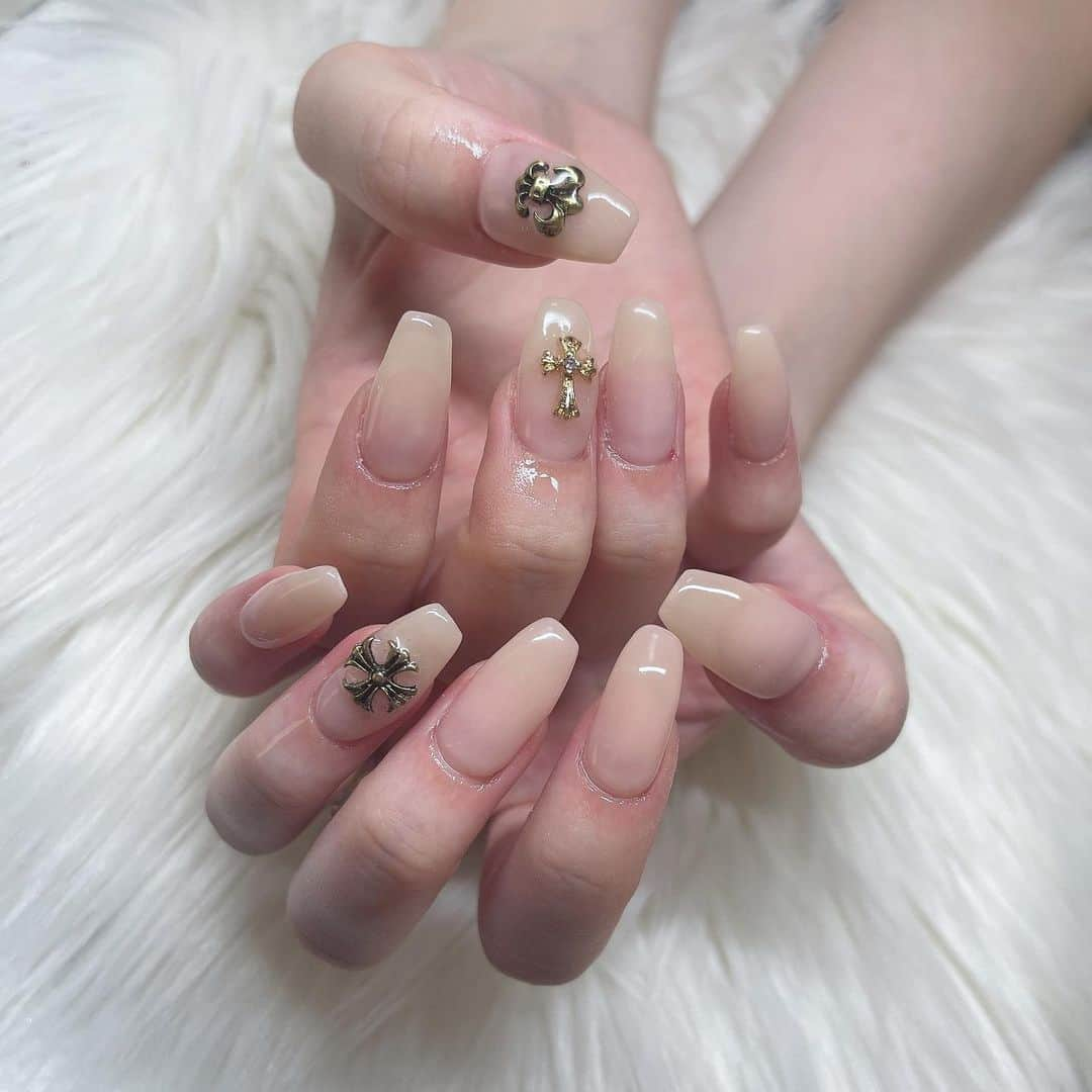 榎本セナのインスタグラム：「💅記録 ⠀ ⠀  #beige #beigenails #クロムハーツネイル #クロムハーツ 風#chromehearts  #美容 #ネイル #東京ネイルサロン #自爪ネイル #美容アカウント #美容day  #ワンカラーネイル  ⠀  #naturalmakeup #makeup #model #モデル #いいねした人で気になった人フォロー #Japan  #撮影モデル #goodmorning  #portrait #photography #ポートレートモデル #ファインダー越しの私の世界 #hairstyle  #清楚系女子 #写真好きな人と繋がりたい  #beauty#いいね」