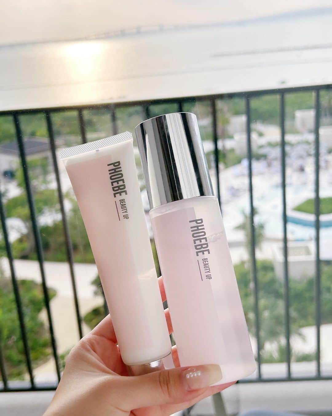 山本月のインスタグラム：「宮古島に持ってきたスキンケアたち🫧  @phoebe_beautyup の化粧水とクリーム🧴 化粧水はサラッとしてるけど少しとろみのあるテクスチャーで肌なじみが良いのが好き🫶  軽めなのにしっかり保湿してくれるのが私の好みすぎる◎ 最近お気に入りの化粧水なかったけどこれ気に入り過ぎてリピ確定♡  普段からスキンケアでとりあえず取り入れたら良さそうって思う成分がビタミンC誘導体、ヒト幹細胞培養液、セラミドあたりなんだけど… この化粧水はこの３つ含まれてるから そこもポイント高い💞  クリームは、私の大好きなツボクサエキスも含まれててさらにはレチノールも配合されてる◎ 普段からビタミンC、レチノールは美容液で取り入れたりする事多かったから クリームにもしっかり配合されてて嬉しい✨ もっちもちのお肌になるの🥚  美意識高くて美しい @mikiozaki_ ちゃんが作ってるだけあって成分盛りだくさんでこだわりが詰まってるのが使ってて分かる🧴💞  リアルに愛用してるのであまりスキンケアとか長々と紹介しないけど語ってみた🤭笑 是非みなさまもお試しあれ~🫧🫶  #phoebebeautyup」
