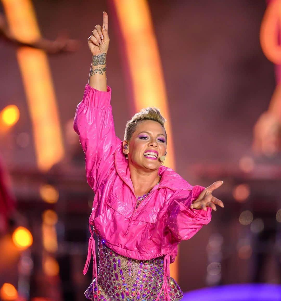 P!nk（ピンク）のインスタグラム：「“So What”… Summer is over! Thank you @pink for a great night at #SoFiStadium on your #SummerCarnivalTour 🪩💕🛼」