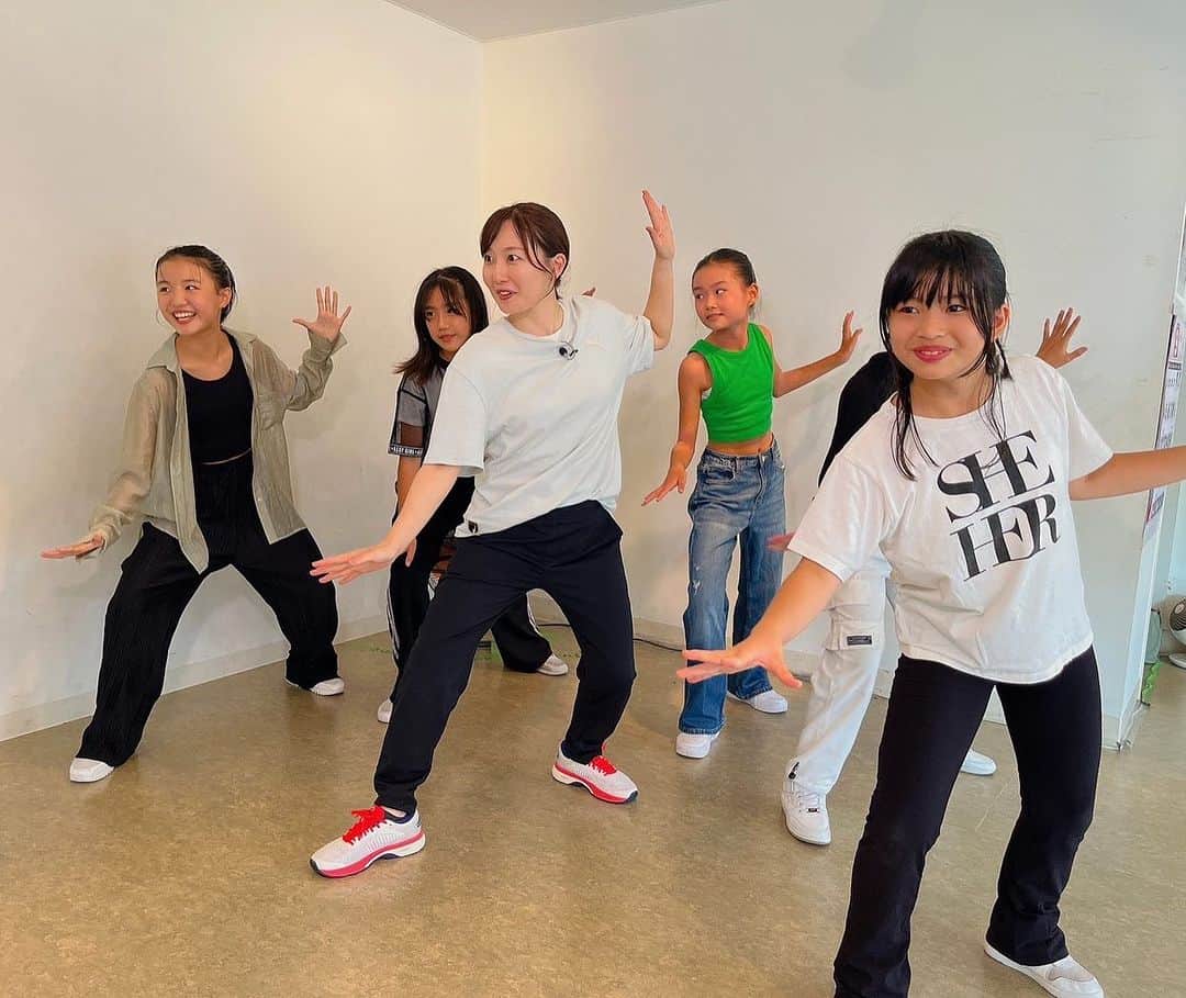 佐竹明咲美さんのインスタグラム写真 - (佐竹明咲美Instagram)「. 10月7日(土)あさ9時は 【LOVEかわさき🫶】  伝説のダンスコンテスト 「Le FRONT杯」が昨年約20年ぶりに復活🔥  今年も大盛り上がり間違いなしです！  川崎市内を拠点に 1年間限定で活動している小学生ダンスチーム BLUE ROSE GIRLS の皆さんも 出場予定ということで、 取材させていただきました⭐️  ダンスはもちろん、 一人一人がこだわりを持って ダンスに打ち込む姿も 凄くかっこよかったです😆  私も、苦手なダンスに チャレンジしまして、、、🕺 (観る専門で今日までやってきました!)  けれど、ダンスってたのしい！ ダンサーさんってすごい！！ということを 改めて体感できました🥹  そして、スペシャルゲストも登場します！！！！  ぜひご覧ください🌈  #LOVEかわさき #川崎市　#tvk  #テレビ神奈川  #ルフロン杯　#ルフロン杯2023  #EXILE #松本利夫 さん #MATSU さん  #真ん中失礼します🙇‍♀️  #何度やっても #見得を切ってしまう」10月6日 15時44分 - asami_satake