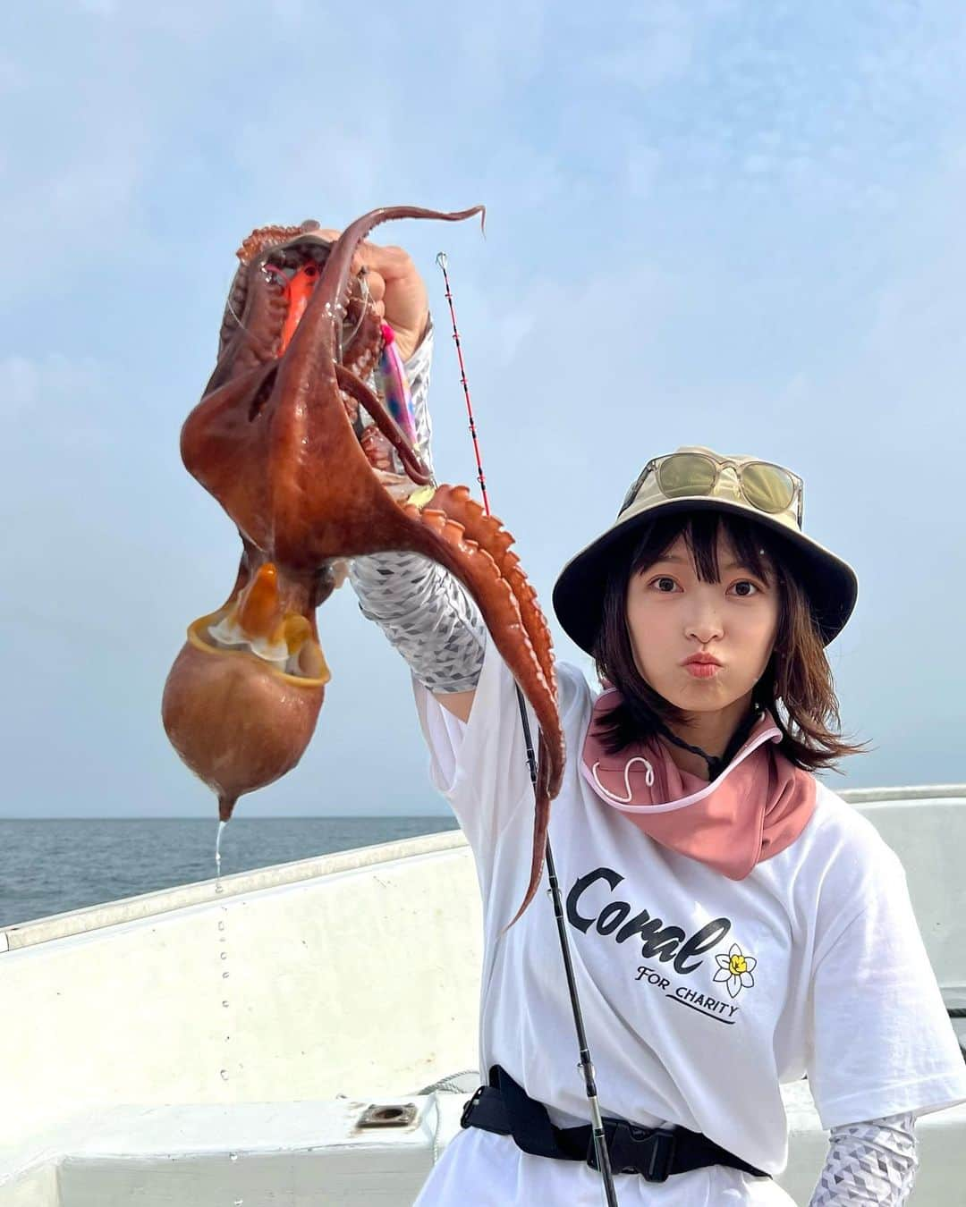 高本采実さんのインスタグラム写真 - (高本采実Instagram)「🎣 今年のシーズンではかなり釣行回数の多かった船タコ🐙 多い時で１０日間のうち5回タコ釣り行ってました🤓 ので、タコ釣り得意になりました(笑)  初めての頃はバーチカルな王道タコ釣りをしてましたが、ドラステ釣法に出会って技を習得してからは釣果が伸びる伸びる！！！ さらにバス釣りと感覚が似てるから、色んな要素で上達できた気がしてます😈🎣  来シーズンは釣果を伸ばしたい方！ アンダーキャストで広範囲探り、エギやオモリの感覚でストラクチャーを見つけたら、その辺り重点的にアクション&ステイをしてみてね✌︎ ぬわっと重みを感じたらタコの可能性大なので、あとは合わせて巻くだけさ！！！🐙  色んな道具を試す意味でもタックルレンタルもよくしますが、 タコ釣り相棒ロッドはやっぱりこれ！ DORASUTE DSB-63MH（ @crono.kanji_kohama ）  リールやラインは、タイラバで使ってるのをそのまま使っててPE0.8〜1号とかなので、こちらは参考にしないでください(笑) 今のところは高切れもトラブルもないですが、来シーズン以降はせめてPE1.5号以上にします🤓（推奨：PE2〜3号）  あ、あとダイソータコエギ、最強ですね😈🔥  タコ釣りの良いところは、初心者でも楽しめて、さらに釣ったタコは超美味しい！に尽きる！🥺  100g以上あっても小さめサイズはオールリリース！美味しいタコを翌年も頂くためにも、適切な資源管理をしながら、釣りも食も楽しみたいですね🐟☀️  ⛴️ @eishinmaru1392   . . . .  #タコ釣り #マダコ #船タコ #ドラステ #マダコ #真蛸 #octopus #タコ顔 #釣り動画 #淡路島 #室津 #明石 #ダイソー #タコエギ #大物ハンター #アングラー #fishinggirl #钓鱼 #高本采実 #あやみん #ayamistagram」10月6日 18時35分 - ayami__summer