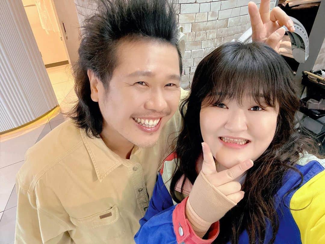 のインスタグラム：「반가운 사람들 #육중완 오빠 진짜 오랜만이요🖐🏻 나혼자산다 때 보고 ㅋㅋㅋ 여전히  친절한오빠 @bbangggi1 진호찡두 오랜만 코빅이 없으니 ㅠㅠ ㅋㅋㅋ진호가 중완오빠 머리보고 책받침으로 머리 올렸냐고 ㅋㅋㅋㅋㅋㅋㅋㅋㅋㅋㅋ ㅋㅋㅋㅋㅋㅋㅋㅋㅋㅋㅋㅋㅋㅋㅋㅋㅋㅋㅋ아놔~~ ㅋㅋㅋ 역시 웃겨🤣다들 좋은하루 돠세욥」