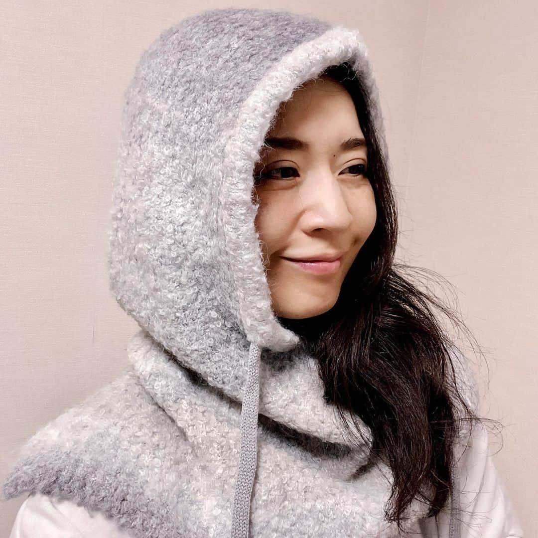 梅澤友里香さんのインスタグラム写真 - (梅澤友里香Instagram)「冬支度が始まりました。❄️  首だけパーカーマフラー🧣 こうゆうのずっと欲しかった！😭 急に涼しくなってきたので 小物からゆっくり冬支度します。❄️  @nergyjapan  #nergy #nergyactivestudio #ナージー  #健康美 #インナービューティー #哲学 #サスティナブル #メンタルヘルス #holistic #ホリスティックライフ　#ヨガ哲学　  #vegan #ベジタリアン #organic #wellness  #ウェルネス  #yoga  #ヨガ #ヨガインストラクター  #美と健康 #beauty #health #ストレッチ #しなやか #yogalife  #naturalbeauty #model #fitnessmodel #yogini」10月6日 15時55分 - yurika_umezawa