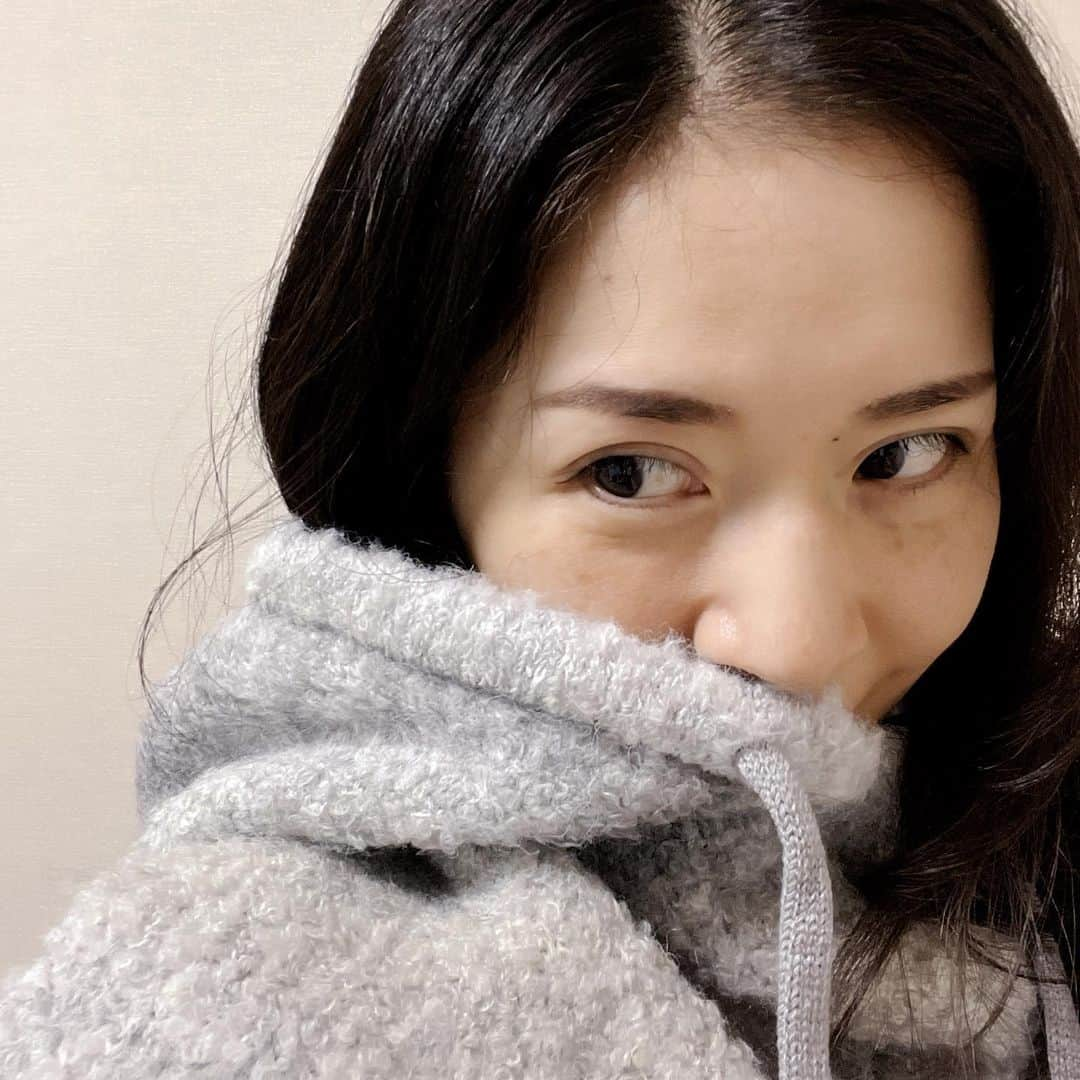 梅澤友里香さんのインスタグラム写真 - (梅澤友里香Instagram)「冬支度が始まりました。❄️  首だけパーカーマフラー🧣 こうゆうのずっと欲しかった！😭 急に涼しくなってきたので 小物からゆっくり冬支度します。❄️  @nergyjapan  #nergy #nergyactivestudio #ナージー  #健康美 #インナービューティー #哲学 #サスティナブル #メンタルヘルス #holistic #ホリスティックライフ　#ヨガ哲学　  #vegan #ベジタリアン #organic #wellness  #ウェルネス  #yoga  #ヨガ #ヨガインストラクター  #美と健康 #beauty #health #ストレッチ #しなやか #yogalife  #naturalbeauty #model #fitnessmodel #yogini」10月6日 15時55分 - yurika_umezawa