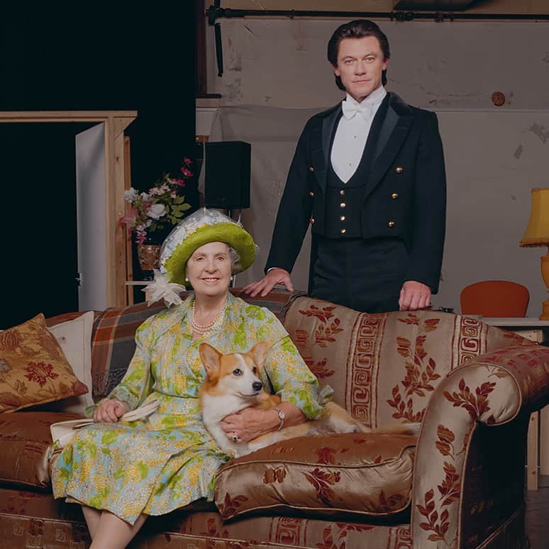 ルーク・エヴァンズのインスタグラム：「Here we are! Corgi and all! First look at Penelope Wilton and I as Backstairs Billy and the Queen Mother!  @backstairsbillyplay opens at the Duke of York’s Theatre in London from 27 October.  Get your tickets at the link in my bio.」