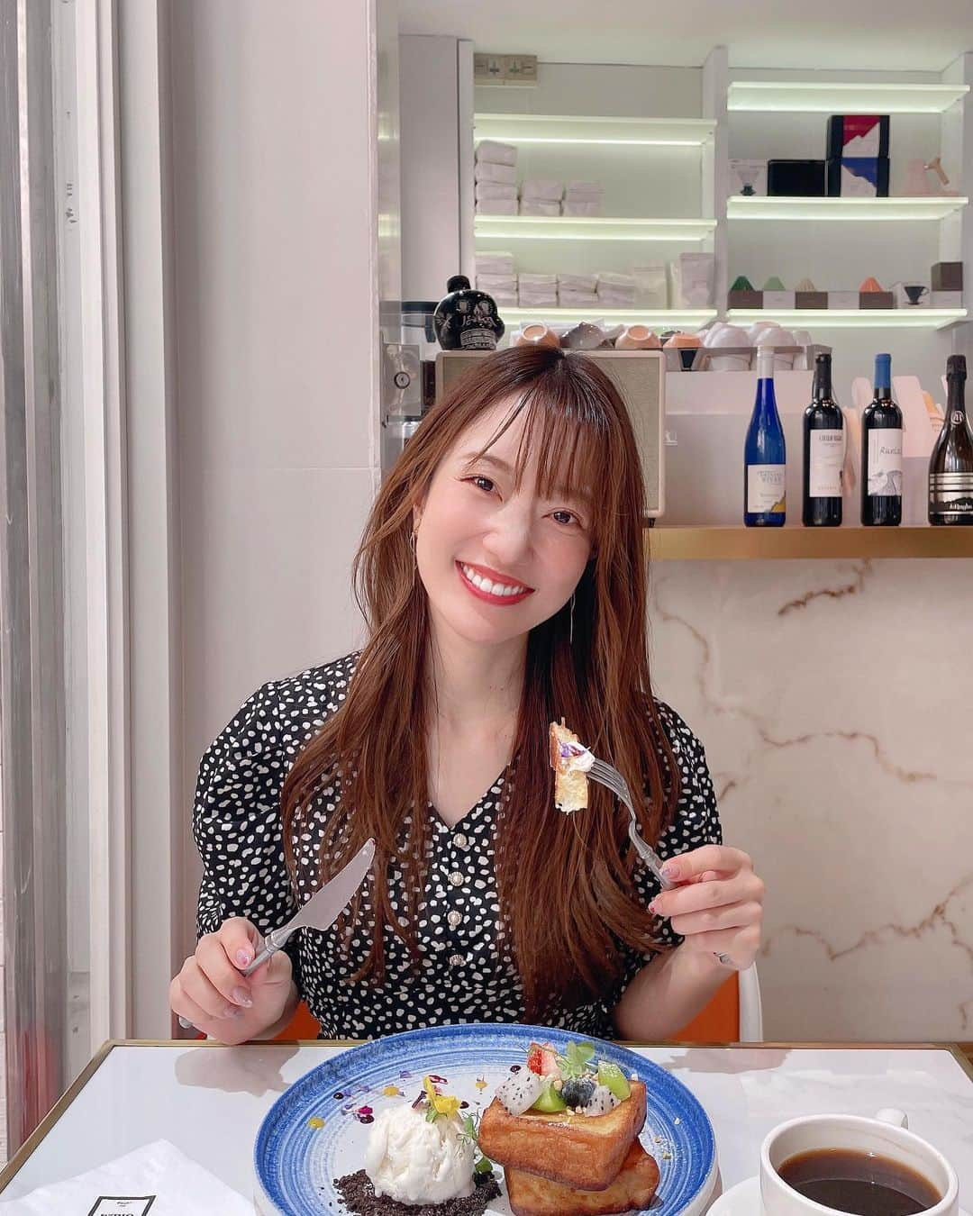 原直子のインスタグラム：「香港の朝☕️💐  日本では馴染みのないココナッツのアイスクリームも美味しかった🥥  お花が可愛いぃぃ🌷  ☕︎cafe☕︎ @oklm.aucalmehk   #香港旅行 #香港美食 #香港モーニング #香港グルメ #尖沙咀 #hkbreakfast #hongkong #hongkongfoodie #旅行好き」