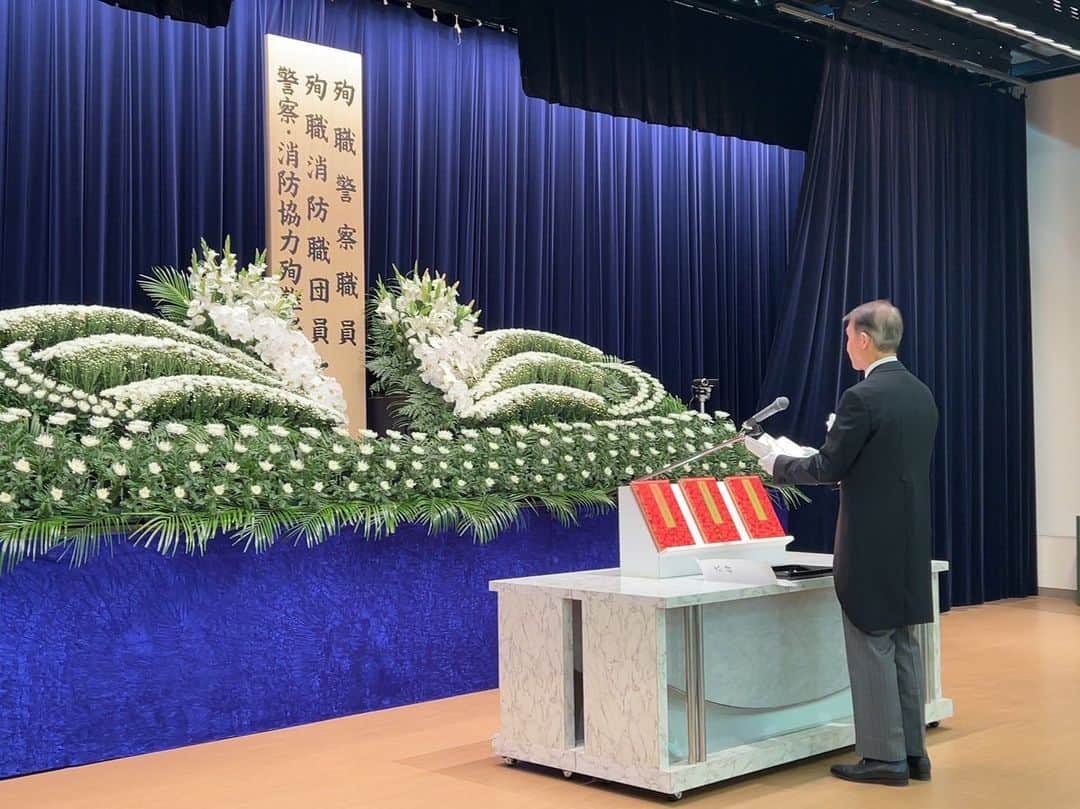 きいちゃんのインスタグラム：「【知事活動報告】 2023年度殉職警察職員、消防職団員及び警察・消防協力殉難者の合同慰霊祭。196名の御霊に黙とうをした後、追悼の言葉を贈らせていただきました。献花をし、ご遺族の皆さまにもごあいさつをいたしました。私たちの暮らしと命を守って下さった尊い犠牲を胸に刻みたいと思います。  #和歌山県」