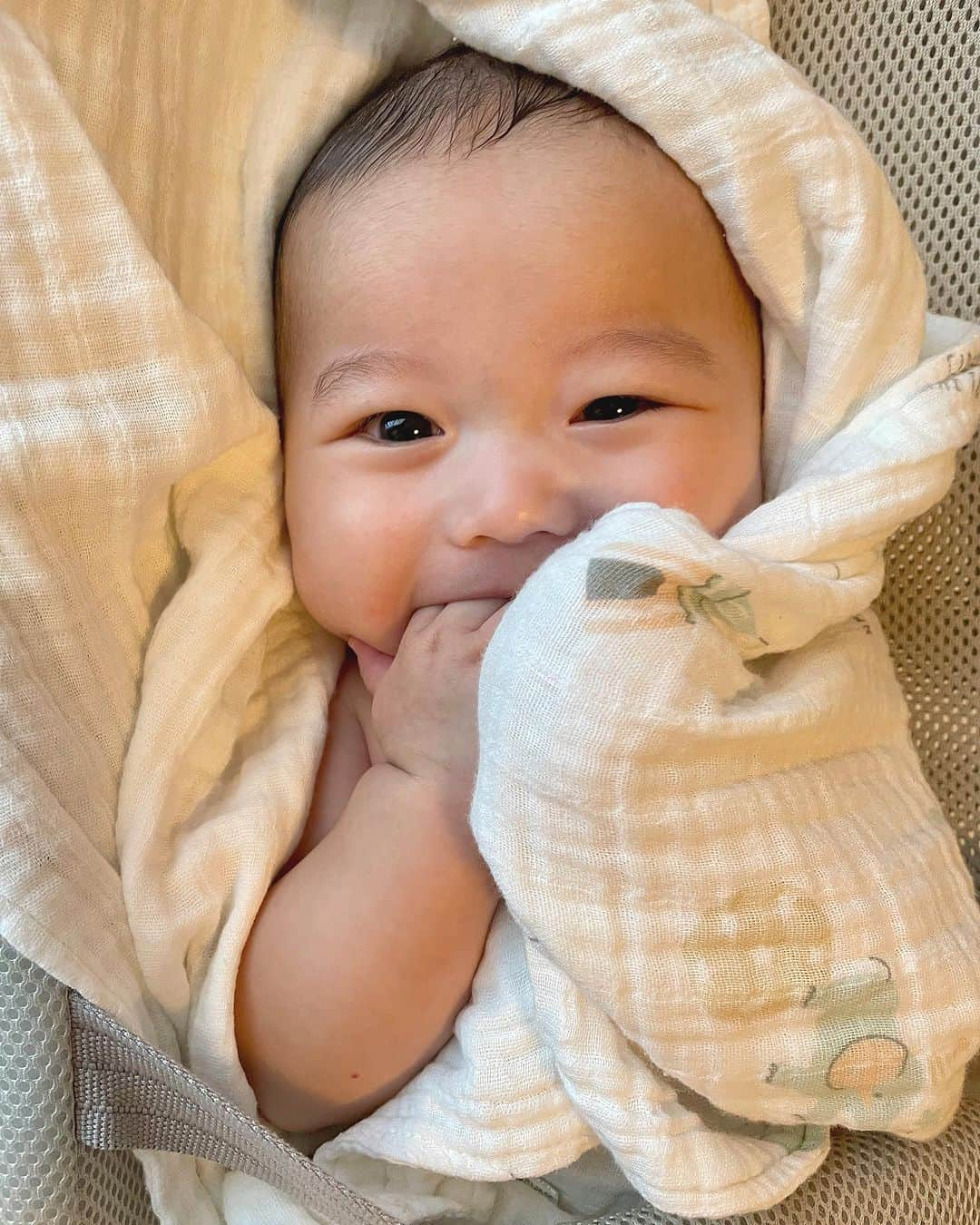 花王 メリーズ Merriesさんのインスタグラム写真 - (花王 メリーズ MerriesInstagram)「お風呂あがりでさっぱり👶🛁 . タオルに包まれながらの ニッコリ笑顔が最高にキュート♪ . こんなかわいい姿をいつまでも見ていたくなっちゃいますね🥰 . こちらの素敵なお写真は @sm.0215_04 さんのお写真です @sm.0215_04さまのアカウントはとっても素敵なお写真ばかりですので、みなさんもぜひご覧になってみてくださいね😍 --------------------------------------------------- 花王の赤ちゃん用品ブランド「メリーズ」公式アカウントです👶 . 「#メリーズ」「#メリーズファーストプレミアム」で投稿いただいた中から素敵なお写真をご紹介していますので、ぜひ投稿してみてくださいね✨ . 新発売！メリーズで繊細な肌に５つ星のやさしさを🎵 --------------------------------------------------- . . #メリーズファーストプレミアム #赤ちゃん #ベビー #成長記録 #子育て #子育てグラム #赤ちゃんのいる生活 #新米ママ #プレママ #ママカメラ #親バカ部 #ハイハイ #赤ちゃんのいる暮らし #赤ちゃん写真 #赤ちゃん動画 #ベビスタグラム #0歳 #1歳 #2歳 #育児 #育児あるある #ベビーフォト #ベビーグッズ #オムツ #オムツ姿 #育児グッズ #👶」10月6日 16時00分 - merries_official_jp