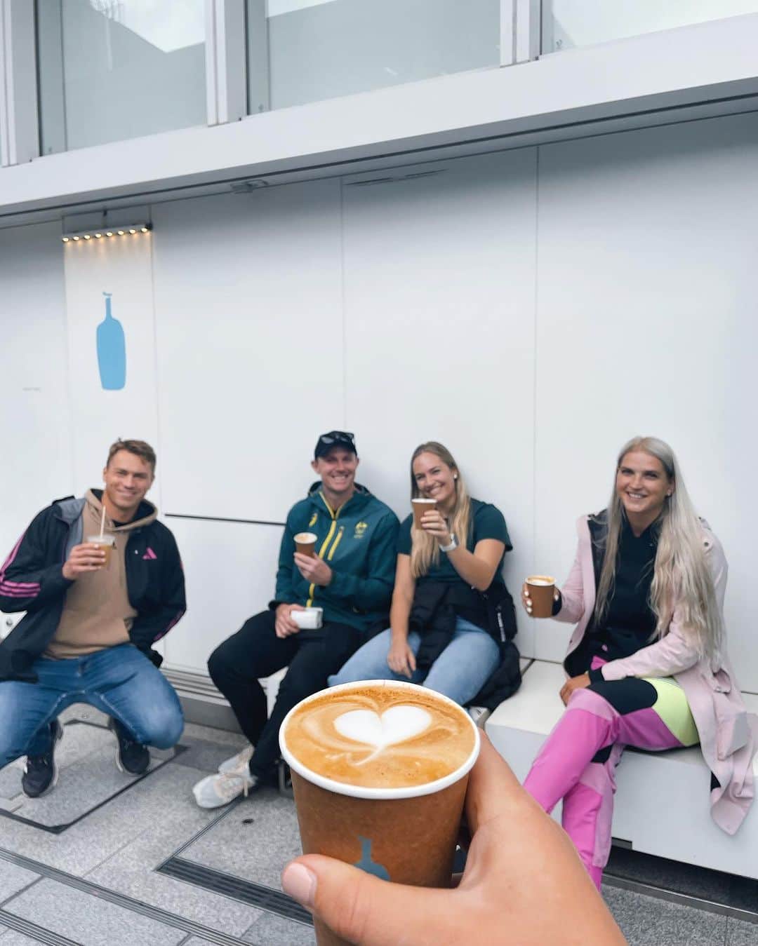 Tori Peetersのインスタグラム：「A whole lot of love for the javelin family ♥️🌎  Since the day I began throwing javelins I have been welcomed with open arms by many throwers from all around the world. Whether it was receiving technical help, being welcomed into their training environment, sharing accommodation between competitions, or being sent personal javelins to use, it all gave me a pretty big appreciation for the Javelin Family.   When you find that sense of belonging in a community you’ve always dreamed of being apart of, the feeling is hard to forget.   This year, I was able to really see that sport for me, is about more than just the result. It’s about the long lasting friendships that help create memories I’ll have forever.   So thank you all and here’s to more amazing memories 🥰♥️  @throwersuniverse @real_throwersunite @memes4throwers @javelin__world @throwingcommunity」