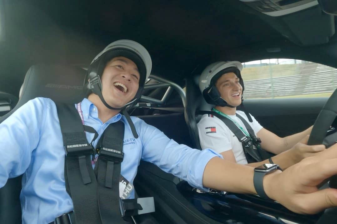 堀池亮介のインスタグラム：「2023 F1 日本GPの思い出🏎️📷  今回のF1日本GPでは、決勝の実況やピレリホットラップ体験などたくさん貴重な経験をさせていただきました！  特にピレリホットラップでは、レーシングドライバーの運転するスポーツカーに同乗させていただき鈴鹿サーキットを体感しましたが、あまりにも速すぎて終始叫び続けました🤣  また別のサーキットでも挑戦してみたいです！！  秋の鈴鹿の戦いは幕を閉じましたが、次の日本GPはもう半年後！ 春の戦いも楽しみです🏁  #F1 #日本GP #f1fujinext #f1jp」