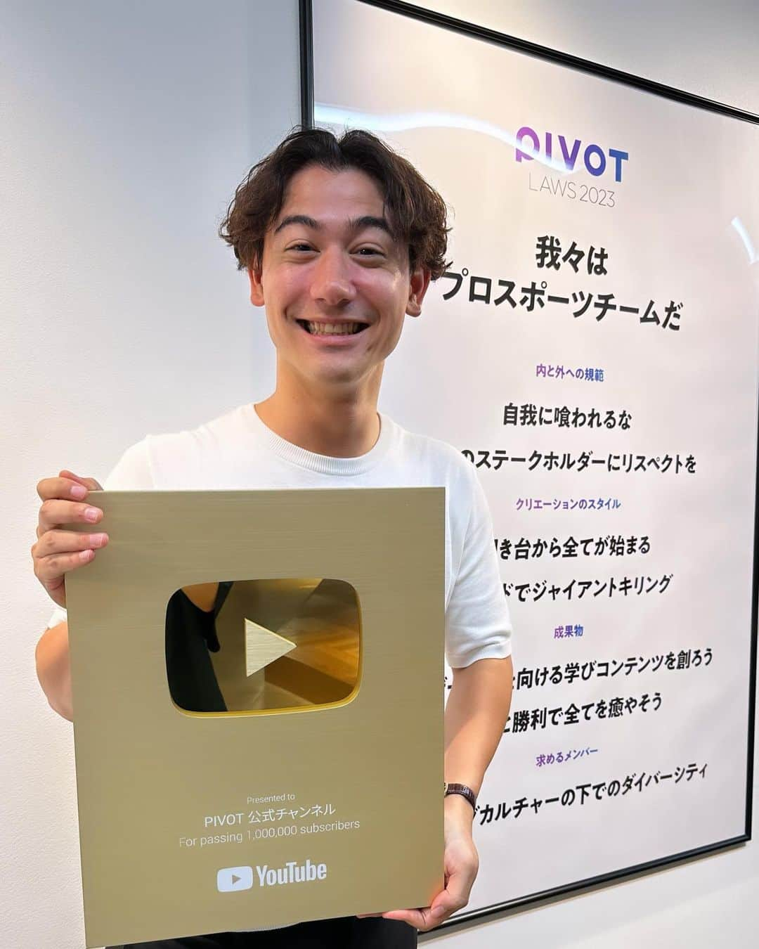 国山ハセンさんのインスタグラム写真 - (国山ハセンInstagram)「金の盾が本当に来た！！！！  YouTube100万人達成ということで 初めて金の盾を持ちましたが、、、  重い！！！！ チーム一丸で達成したのが嬉しいですね これもまだまだ通過点 これからも精進致します💪」10月6日 16時02分 - hasen_kuniyama