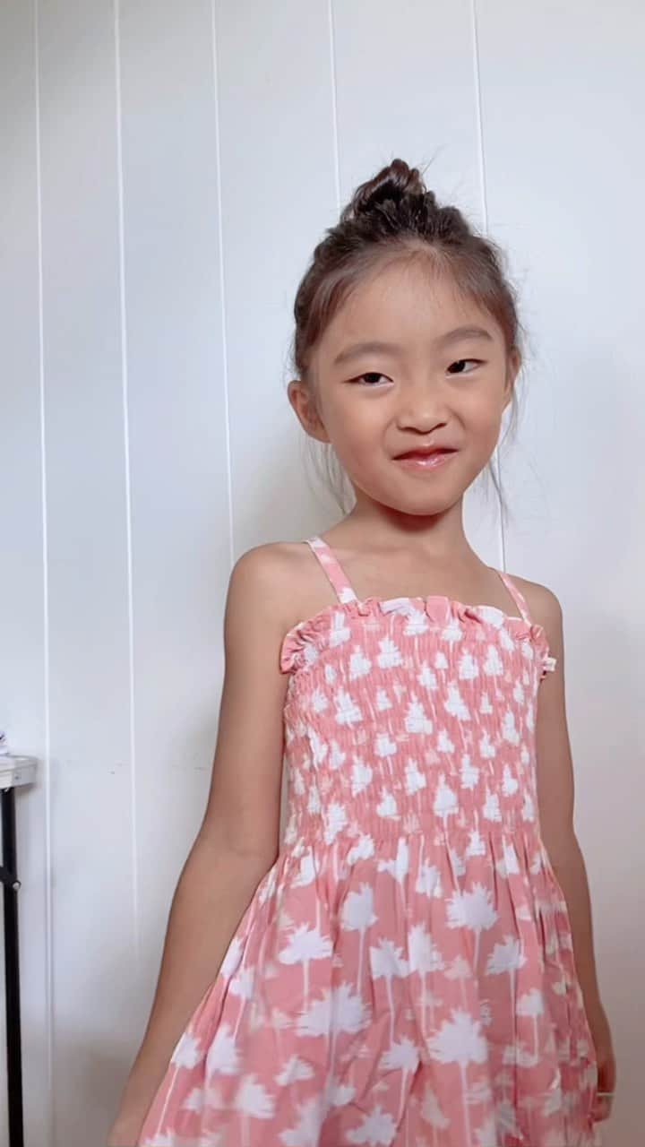 Angels By The Sea Hawaii Waikiki Based Boutiques ?Original clothing designed のインスタグラム：「Arrangements for Girl’s Dress👗  女の子のドレスは紐のアレンジが🪢できます！ 4つの結び方をご紹介！  👗 Girl’s Lanipo Dress @angelsbythesea  📸 @mayumi_hawaii Thank you💕 📍 Hawaii  @angelsbythesea has been Hawaii’s resort fashion brand based in Honolulu, Hawaii, since 2010. Please visit our online store 🌺www.angelsbytheseahawaii.com Owner Designer Nina Thai (Miss Waikiki) @nina_bythesea (日本語勉強中📚🙇🏻‍♀️) Please feel free to tag your pic for a chance to be featured!  ハワイのリゾートファッション、 エンジェルズバイザシー はミスワイキキである Nina Thai によって作られたハワイオリジナルファッションブランドです🌴日本語ウェブサイトはこちら www.angelsbytheseahawaii.jp  ハワイやリゾートファッションが好きな人は是非私達のアカウントをフォローして下さい🙌また私達の商品をポストする際にタグ付けしていただいたら私達からリポストされるチャンスがあります  #angelsbytheseahawaii #angelsbythesea #resortwear #hawaii #waikiki #matchingoutfits #matchymatchy #mommyandme  #ハワイ #ワイキキ #カイルア #ラニカイビーチ #シンプルコーデ #エンジェルズバイザシーハワイ #エンジェルズバイザシー #リゾートファッション #ハワイ限定 #リンクコーデ #家族コーデ #하와이스냅 #하와이허니문스냅」