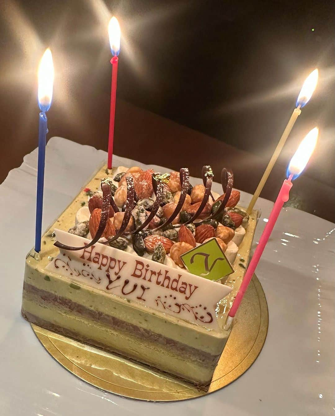 菅野結以さんのインスタグラム写真 - (菅野結以Instagram)「誕生日ありがとう🎂🤍 2023.10.06 ⁡ 今年も生き抜けた！あたらしい年をいただきます ⁡ あした死んでもいいようにメメントモリ精神で生きてたら 気づけば道ができていってすきなものや人が増えていって ぜんぜん死ねないかんじになってくの不思議で人生だ ⁡ 今年も愛するfamと愛する仲間たちと 手をとり遊び守り抜くぞ🫶🏻 いつも見ていてくれてありがとさらに濃くいこう 𝔹𝕀𝔾 𝕃𝕆𝕍𝔼 🧡   お祝いストーリー沢山謝謝🥂 ぜんぶみてるけど消えちゃうからコメントくれたらうれし！ ⁡」10月6日 16時05分 - yui_kanno