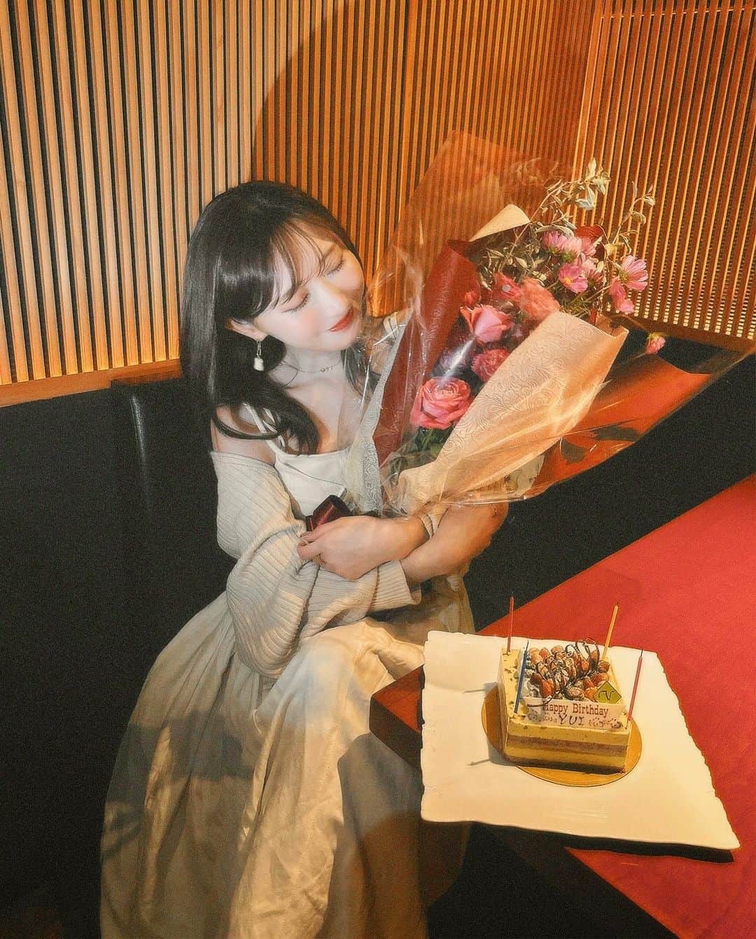 のインスタグラム：「誕生日ありがとう🎂🤍 2023.10.06 ⁡ 今年も生き抜けた！あたらしい年をいただきます ⁡ あした死んでもいいようにメメントモリ精神で生きてたら 気づけば道ができていってすきなものや人が増えていって ぜんぜん死ねないかんじになってくの不思議で人生だ ⁡ 今年も愛するfamと愛する仲間たちと 手をとり遊び守り抜くぞ🫶🏻 いつも見ていてくれてありがとさらに濃くいこう 𝔹𝕀𝔾 𝕃𝕆𝕍𝔼 🧡   お祝いストーリー沢山謝謝🥂 ぜんぶみてるけど消えちゃうからコメントくれたらうれし！ ⁡」