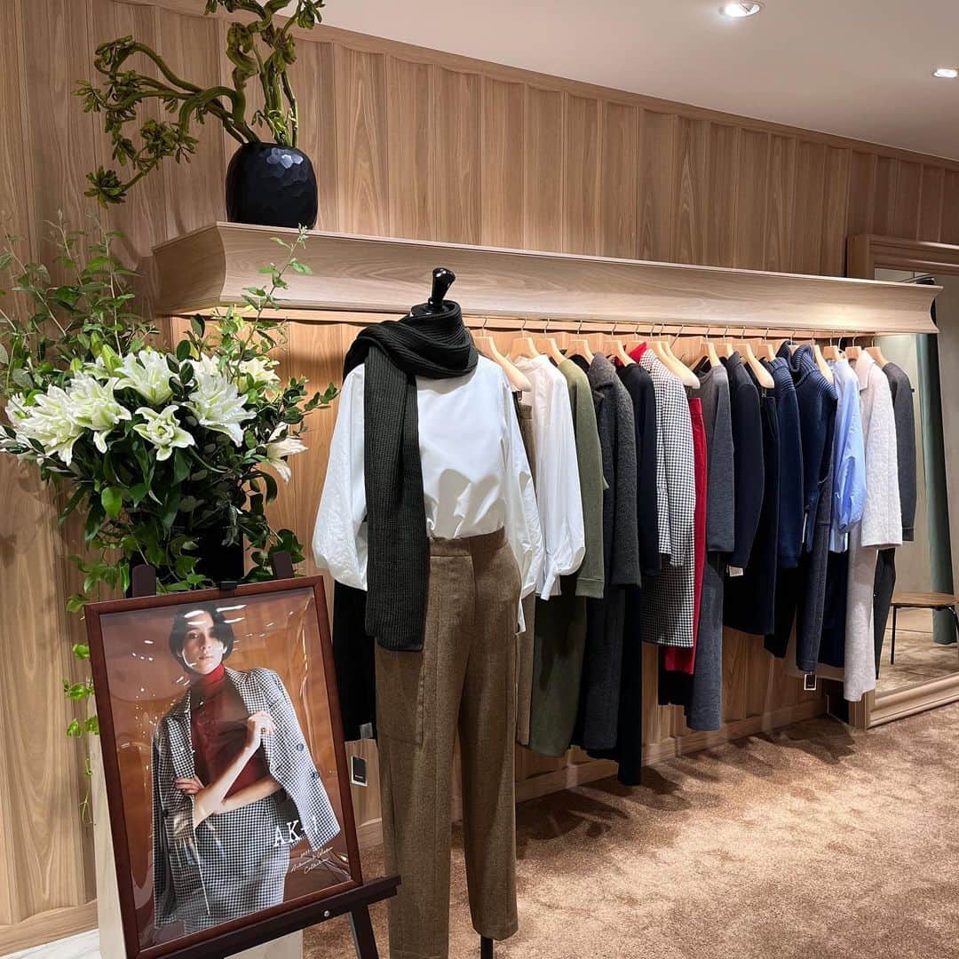 デミルクス ビームス 新宿のインスタグラム：「. @ak1_beams  . 3rd delivery発売🍂🚚 . 10月7日の20周年イベントに向けて店内も華やかに✨ ２万円以上お買い上げの方にノベルティのプレゼントもございます💅 . 10月7日はデミルクスビームス 新宿で スタッフ一同お待ちしております✨😊  その他のアイテムで気になるものがあれば コメントお待ちしております❤︎ . 【《保存ボタン》を押して頂くと、気になる商品を後から見返すことができます◎是非お試しください🥰】  .  #demiluxebeams  #demiluxebeams_shinjuku  #デミルクスビームス  #BEAMS #ビームス」