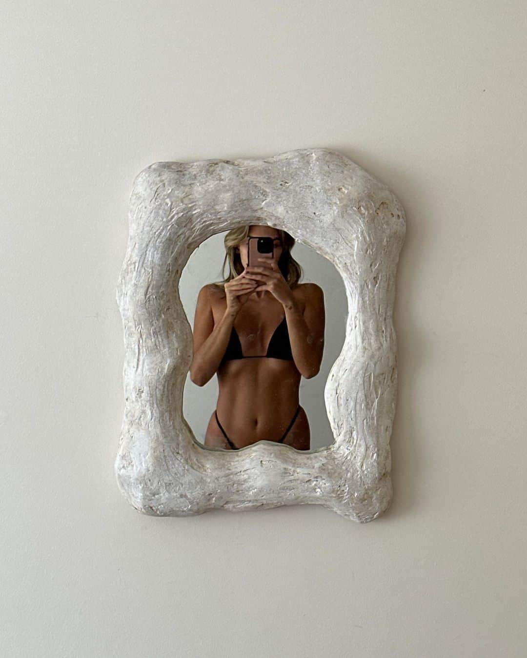 Hannah Pereraのインスタグラム：「Changed the colour of my mirror so thought I’d show you all ☁️」