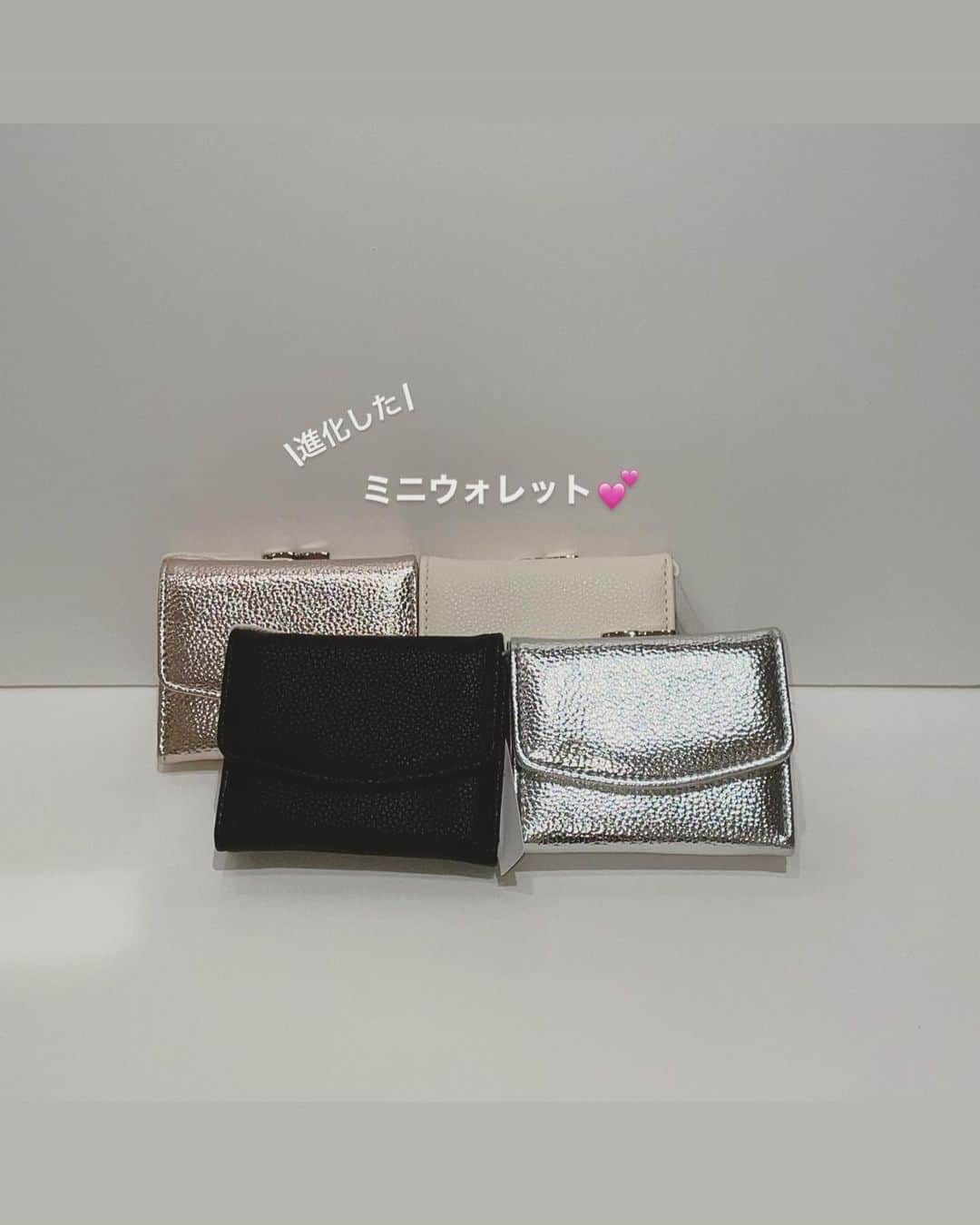3COINS lN LUMINEのインスタグラム：「こんにちは！ルミネ荻窪店です☺︎  先日入荷致しましたミニウォレットをご紹介致します🤍  ⚫︎ミニウォレット　¥800（税込¥880） アイボリー/ピンク/シルバー/ブラック  コンパクトサイズですが、小銭入れ・お札入れ・カードポケットは6つあり収納力抜群◎ 小銭入れは仕切り付きなので、小銭を分けて整理できます！ フェイクレザー×ゴールド金具で高見えも🥺  是非店頭でご覧ください✨  ⚠️店舗により在庫状況は異なります  #3coins #スリーコインズ #スリコ #ミニ財布」