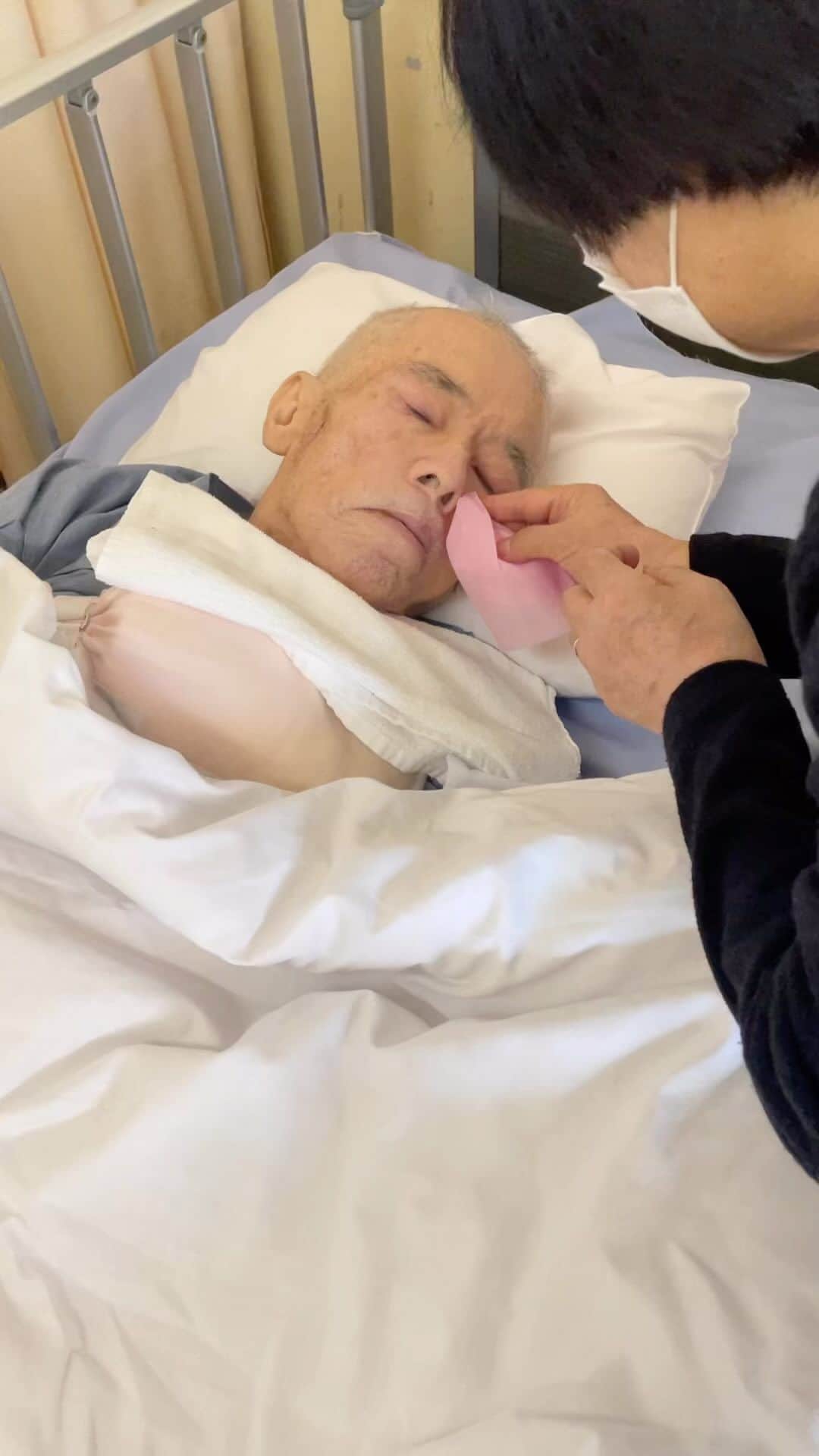 こいでのインスタグラム：「おとん面会 口元おかんが拭いてます」