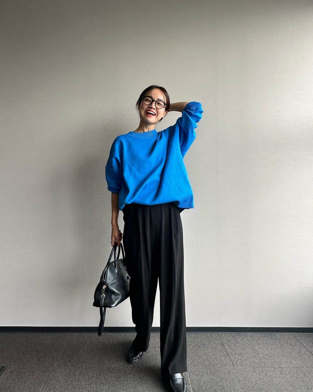 春名亜美さんのインスタグラム写真 - (春名亜美Instagram)「急に訪れる、ブルーブーム🧵  ニットみたいなスエットみたいな生地が今の季節にちょうどいい💙  #tops @bonjoursagan  #pants @newans.official  #bag @hermes  #shoes @therow   #bonjoursagan #bs_style #ボンサガ #hermes #hermesbolide #newans #maisontherow #therow」10月6日 16時21分 - amiharunaami