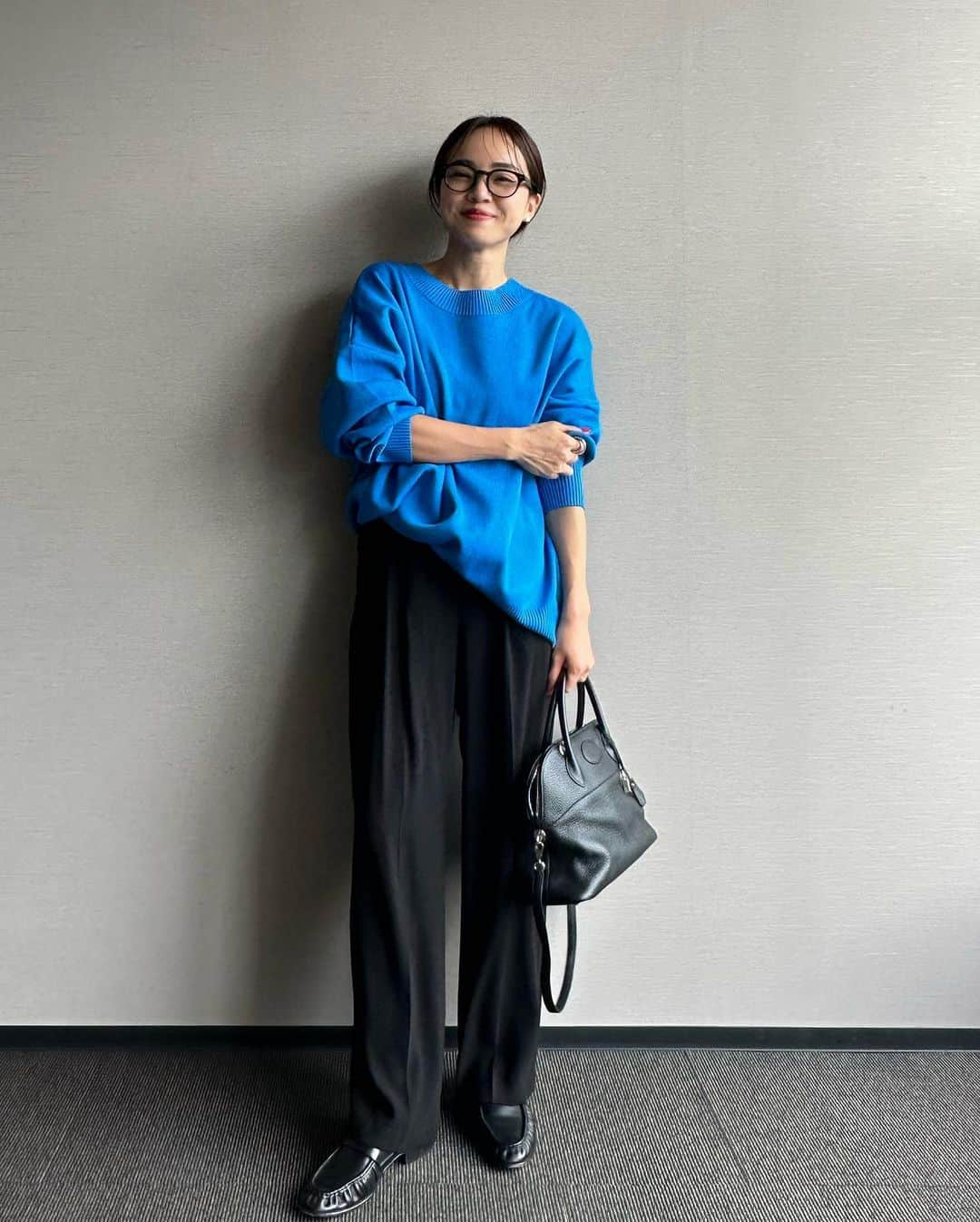 春名亜美さんのインスタグラム写真 - (春名亜美Instagram)「急に訪れる、ブルーブーム🧵  ニットみたいなスエットみたいな生地が今の季節にちょうどいい💙  #tops @bonjoursagan  #pants @newans.official  #bag @hermes  #shoes @therow   #bonjoursagan #bs_style #ボンサガ #hermes #hermesbolide #newans #maisontherow #therow」10月6日 16時21分 - amiharunaami