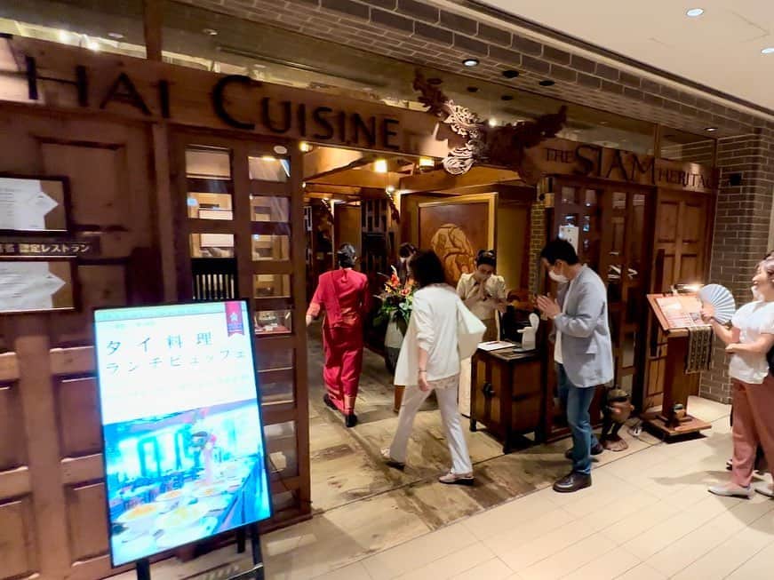 わっきーさんのインスタグラム写真 - (わっきーInstagram)「東京/新丸ビルにとんでもない食べ放題店がありました。 高級タイレストランのランチ食べ放題が、90分平日2580円(税込)で楽しめる、超穴場店。土日祝は2980円。 味もプライスも景観も、素晴らしいお店。  #サイアムヘリテイジ東京 #食べ放題 #食べ放題ランチ #タイ料理 #タイレストラン #大食い #新丸ビル #新丸ビルランチ #東京駅グルメ #東京グルメ #大手町グルメ #大手町ランチ」10月6日 16時15分 - makoto_ishiwaki