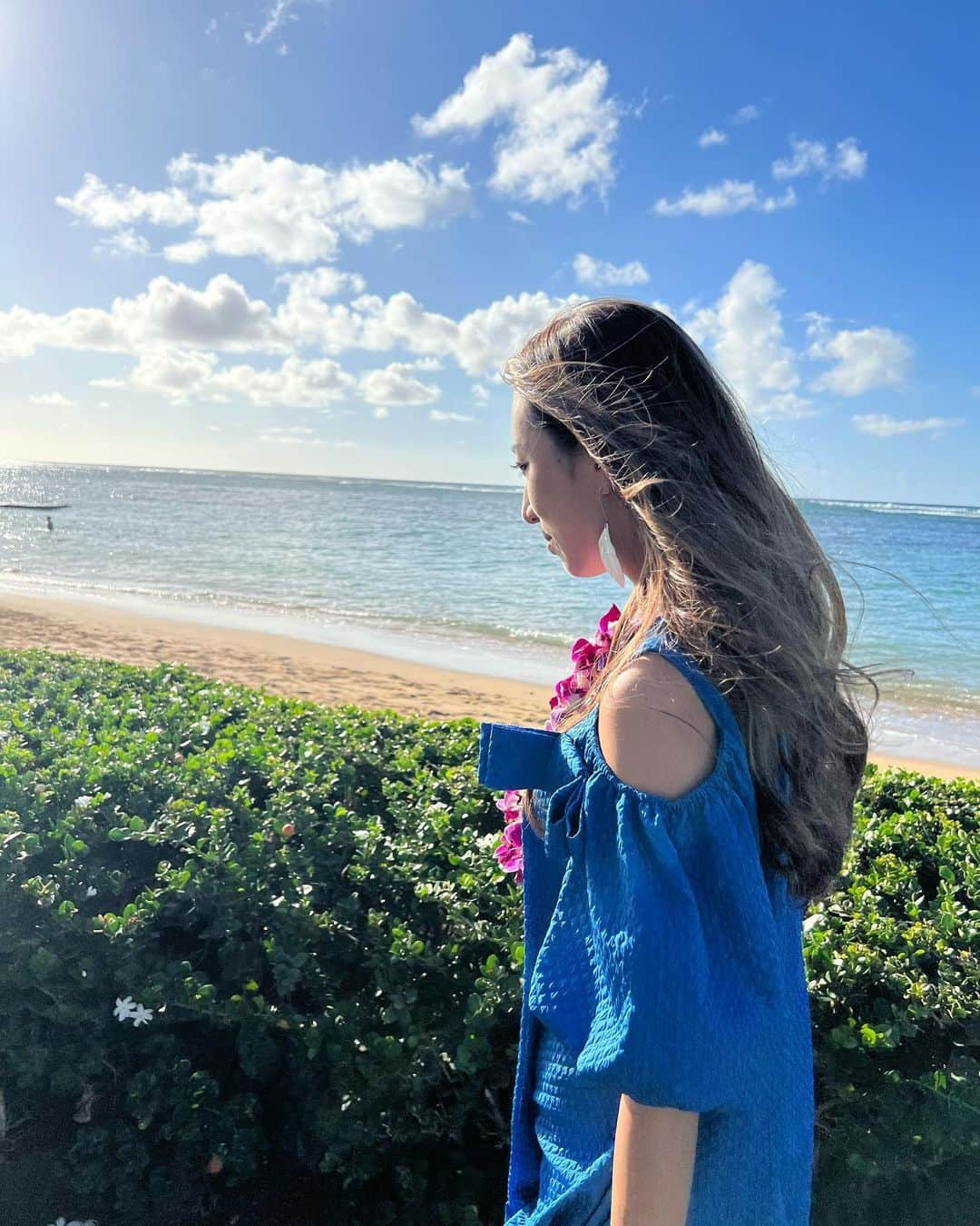 朝風れいのインスタグラム：「💙💙💙💙💙  お日様のパワーを全身に感じた朝のお散歩タイム☀️🌴 加工やフィルター無しでこの鮮やかさは凄いな🌈 自然光に勝るものなし🥰  #trip #travel #hawaii #oahu #thekahala #thekahalahotelandresort #september #memories」