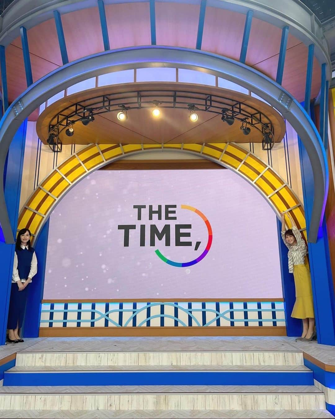 佐々木舞音のインスタグラム：「. . 3年目のTHE TIME'とTHE TIME,をよろしくお願い致します😊 . 私は曜日変わらず月〜木を担当します🐥 . . 写真は新しくなったセットになりきっている宇賀神さんと私です💙💛笑 . #thetime_tbs #シマエナガちゃん #どこにいるでしょうか  . .」