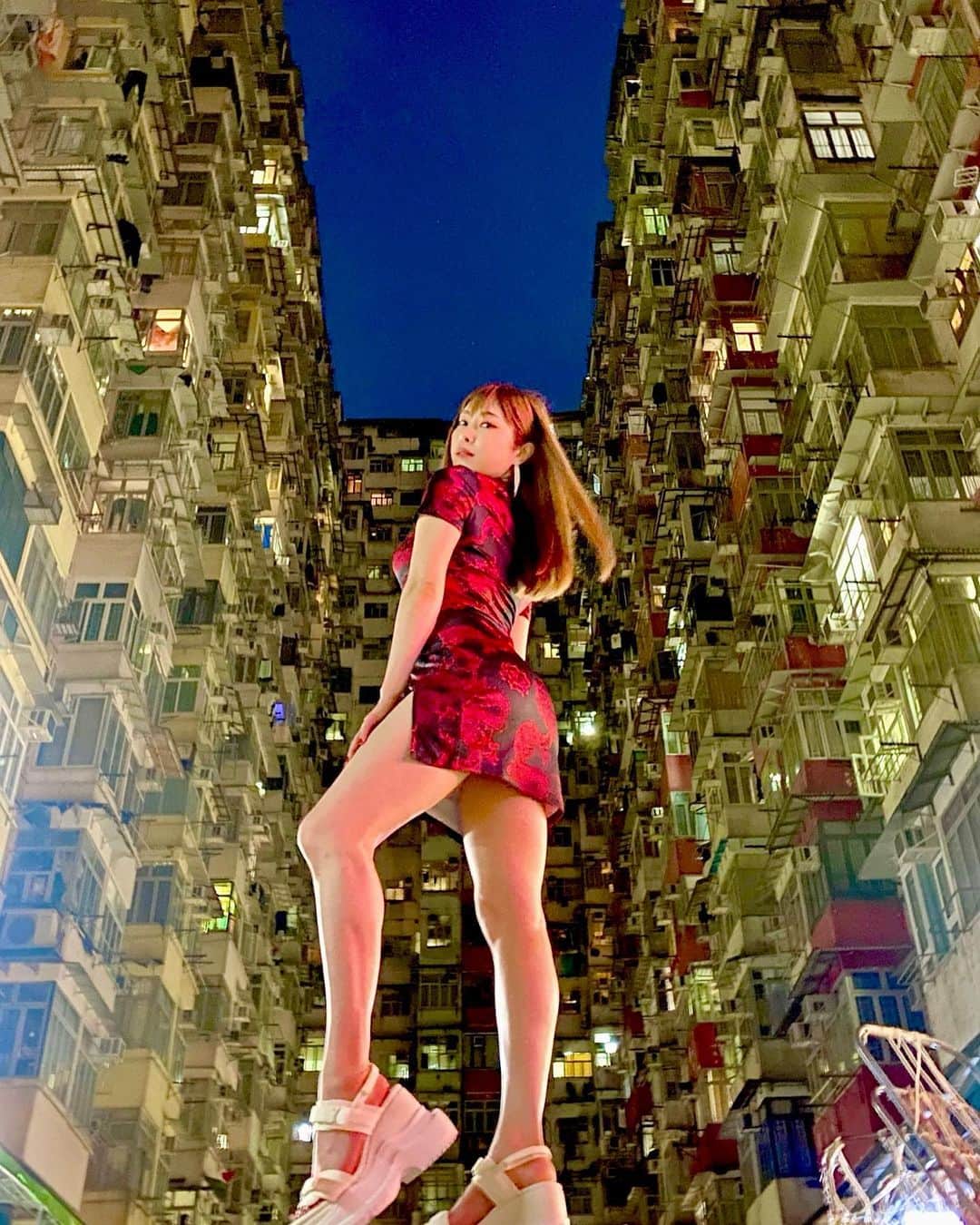 Rieのインスタグラム：「. 🏙️🏙️🏙️ ・ 香港で絶対行きたかったところ💫 @alanwalkermusic ごっこしてきました🫶✨ ・ ・ ・ #香港 #hongkong #モンスタービルディング #monsterbuilding」