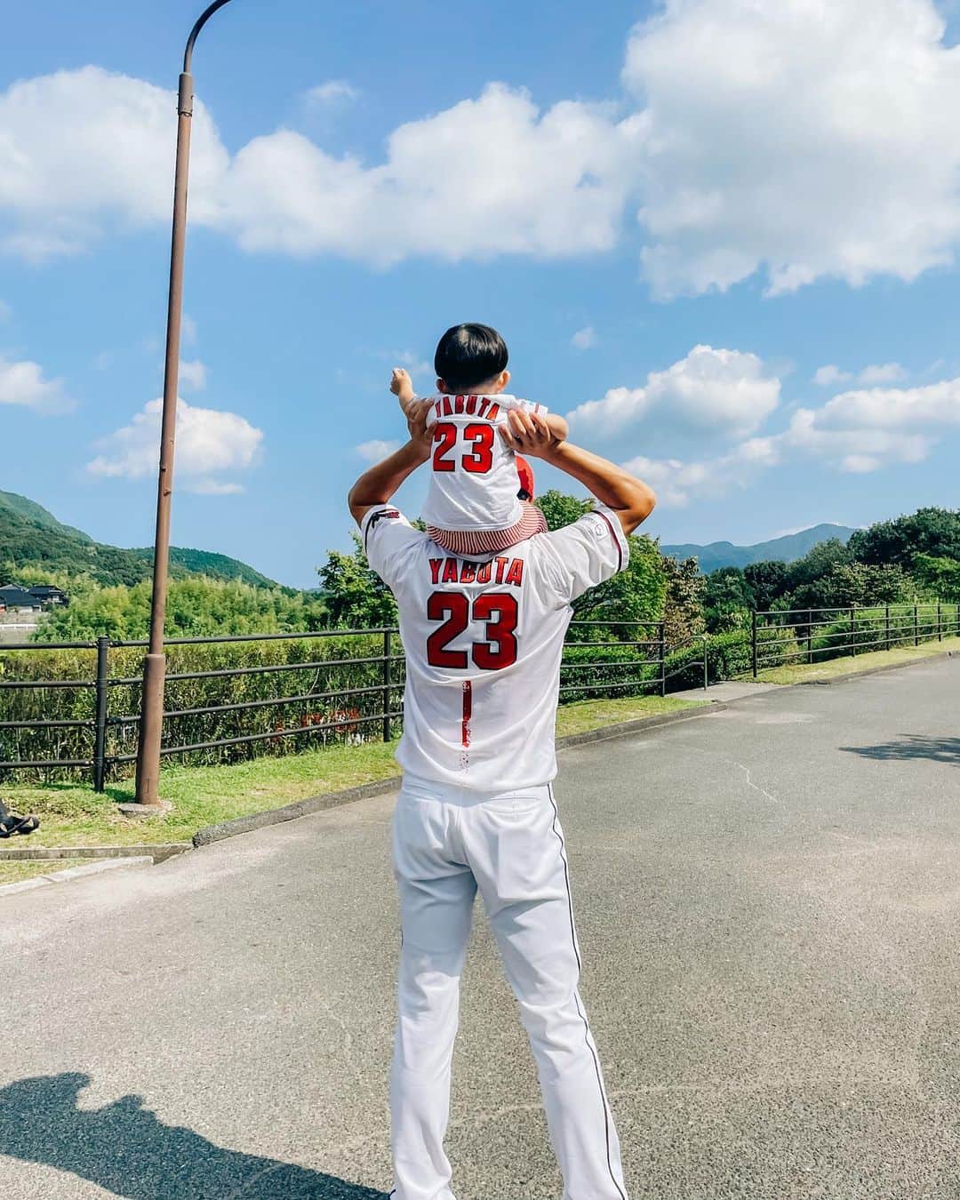薮田和樹のインスタグラム：「. 昨日報道にありました通り この度戦力外通告を受け、来季の構想から外れました。 ご報告が行き届いていない方々も ファンの皆様にもこの場でのご報告になってしまう事を お許し願いたいと思います。 広島東洋カープでは９年間お世話になり そのうち３度もリーグ優勝を経験させていただくという 夢のような時間を過ごさせていただきました。 本当に感謝しかありません。 広島という生まれ育った場所で 満員のマツダスタジアムで 野球ができたことは一生の宝物です。 応援してくださったカープファンの皆様には また何かしらの形で恩返しできればと考えています！ 次の挑戦につきましてはまた決まり次第 ご報告させていただきます！ まずは広島東洋カープでの9年間 支えて下さった方々、応援して下さった皆様 本当にありがとうございました！！  広島東洋カープ ＃23  薮田和樹」