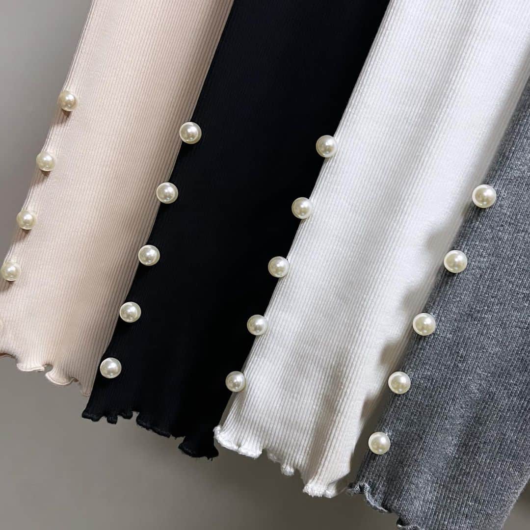のインスタグラム：「1000枚近く売れてる万能pearl topsからnew colorが登場🐕🐈🦩🐇🦤🐩🐖 FUR GILETと一緒にどうぞ♡」