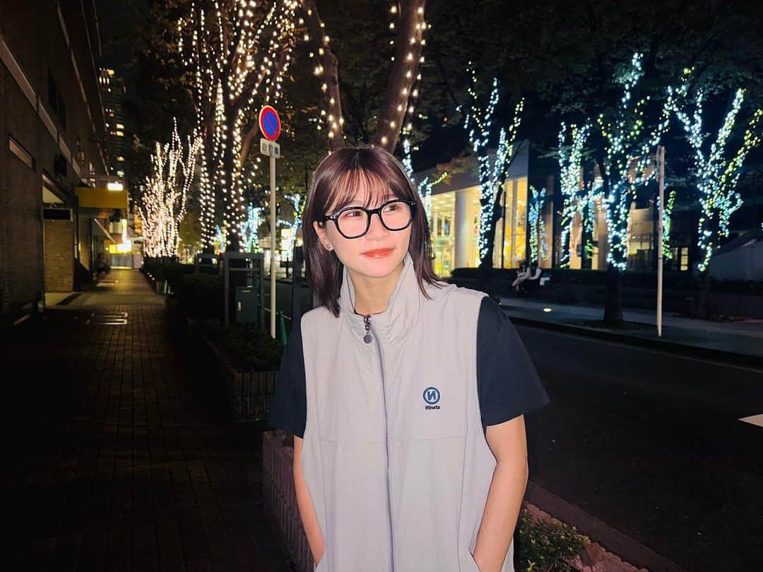 いちえ（夜のひと笑い）のインスタグラム：「背景と服装合ってない  ベストは @9090s_  やでい」