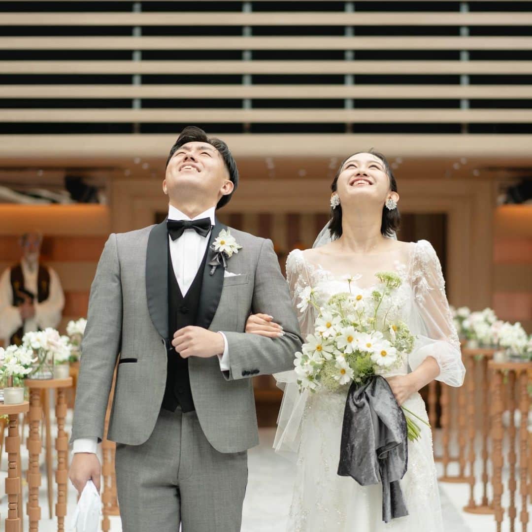 東京タワーの麓の結婚式さんのインスタグラム写真 - (東京タワーの麓の結婚式Instagram)「🗼 @theplaceoftokyo ←他の投稿はこちら  当会場のチャペルは 天井が全てガラス張りのため チャペルに入った瞬間 自然光に包まれます🌱  先ほどまで緊張していた おふたりも東京タワーを見上げると自然と笑顔に☺️🗼  ここでしか見ることのできない 景色をどうぞお楽しみくださいませ✨  ｰｰｰｰｰｰｰｰｰｰｰｰｰｰｰｰｰｰｰｰｰｰｰｰｰｰｰｰ  東京タワーの麓の結婚式場 The Place of Tokyo @theplaceoftokyo  思い出の場所は はじまりの場所となり 永遠の場所に変わる  2023.9 リニューアルオープン  ｰｰｰｰｰｰｰｰｰｰｰｰｰｰｰｰｰｰｰｰｰｰｰｰｰｰｰｰ  #プレオブ花嫁  #theplaceoftokyo #プレイスオブトウキョウ  #プレイスオブトーキョー  #プレイスオブ東京  #ザプレイスオブトーキョー  #ザプレイスオブ東京  #ザプレイスオブトーキョー  #東京結婚式場 #結婚式 #結婚式場 #ブライダルフェア #ウェディングフェア #プロポーズ #東京タワー #東京タワーが好き #tokyotower  #パーティーレポート #結婚式レポート #式場探し #式場見学 #プレ花嫁 #プレ花嫁準備 #2023花嫁 #プレ花嫁2023 #2024花嫁 #プレ花嫁2024」10月6日 16時47分 - theplaceoftokyo