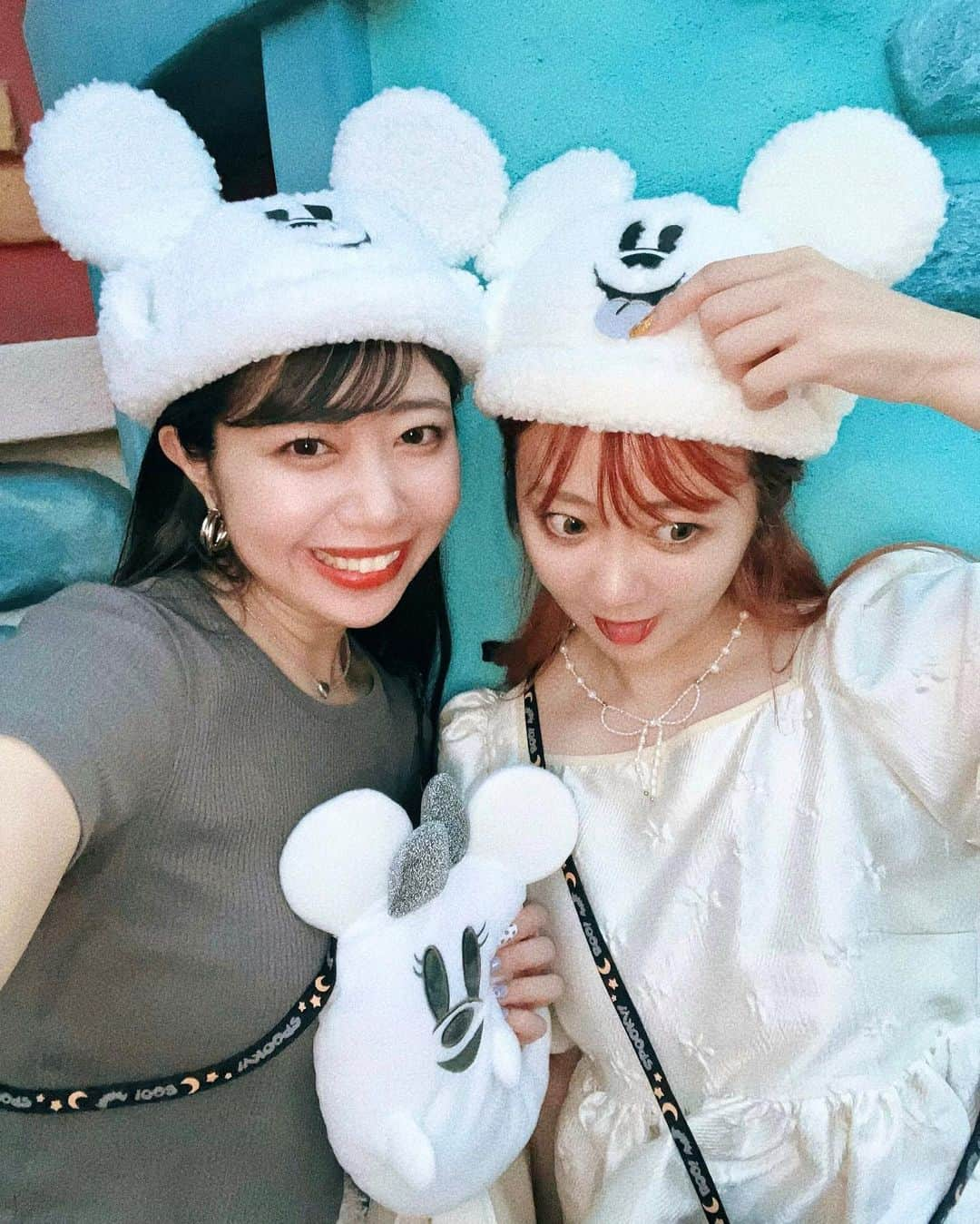 中島絢乃のインスタグラム：「👻💞👻  .  おばけちゃんのボアキャップと 同じように舌をだしてみた、、👻💞  、、けど、 中島家の人間は舌が短くて難しかった🤣笑  .  珍しく夜フラッシュで撮った写真📸 いつもとは少し違う雰囲気になるね👻💞  〰〰〰️〰〰〰〰️〰 #disneysisters_jp ☜中島姉妹ディズニー投稿まとめ @nakajimasisters_jp ☜姉妹アカウント👭」